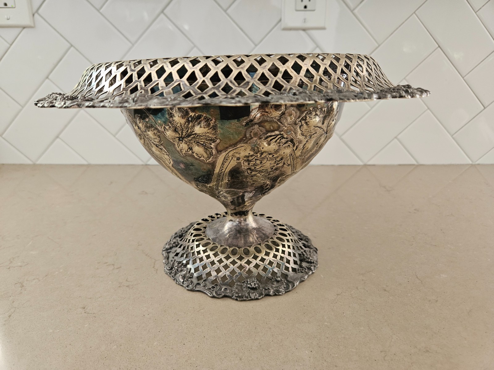 RARE ANTIQUE BSCEP ENGLISH VICTORIAN SILVER PLATED GRAPEVINE CENTERPIECE