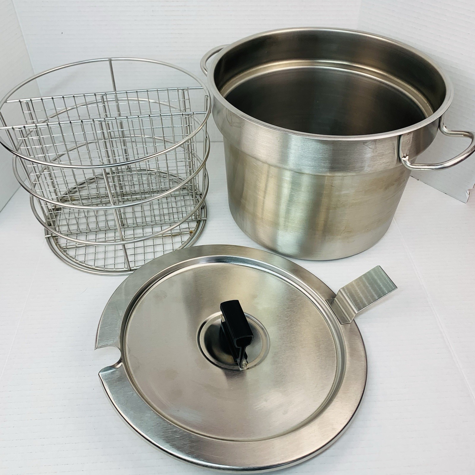 Vollrath 78204 Stainless Steel Satin Finish 11 Quart Inset w Lid, Divided Basket Vollrath 78204 Stainless Steel Satin Finish 11 Quart Inset w Lid, Divided Basket