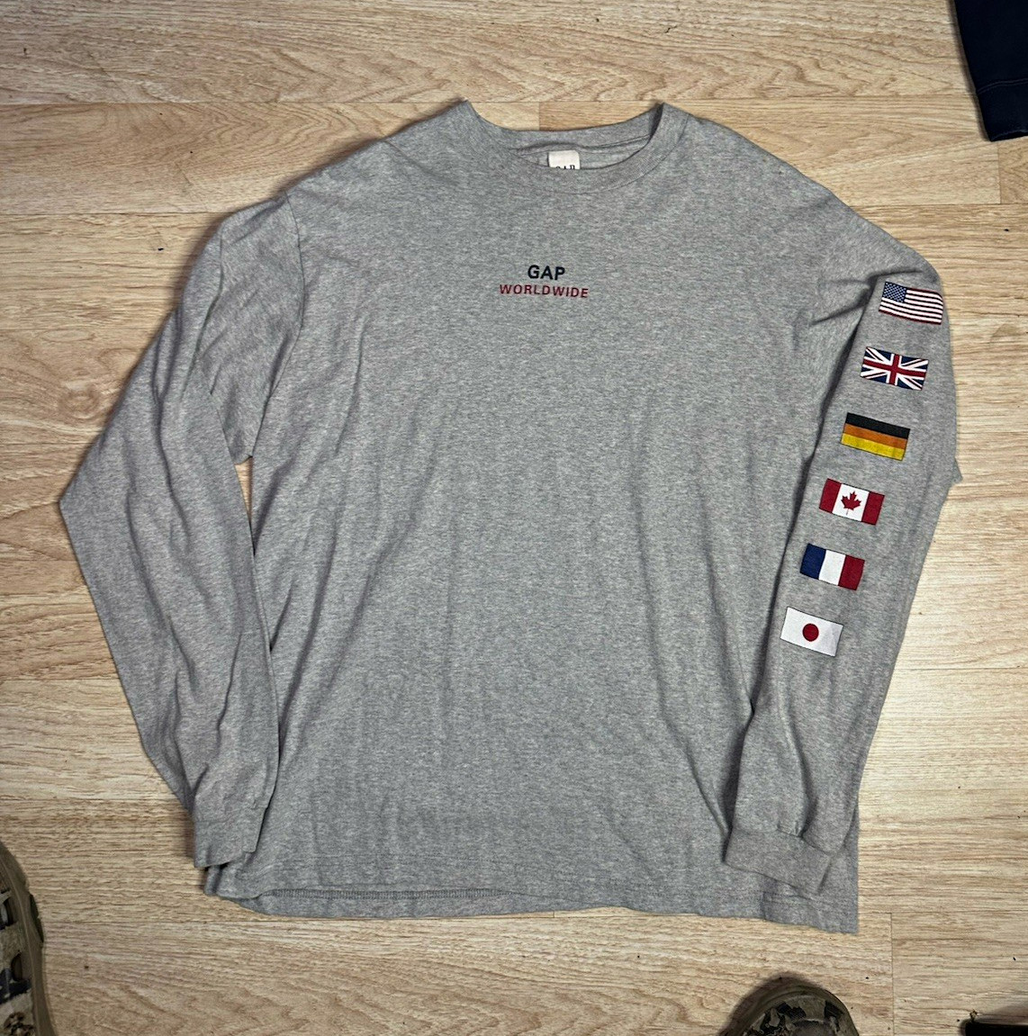 GAP Men’s S Gray Long Sleeve Crew Neck Flag Logo Graphic Print T-Shirt GAP Men’s S Gray Long Sleeve Crew Neck Flag Logo Graphic Print T-Shirt