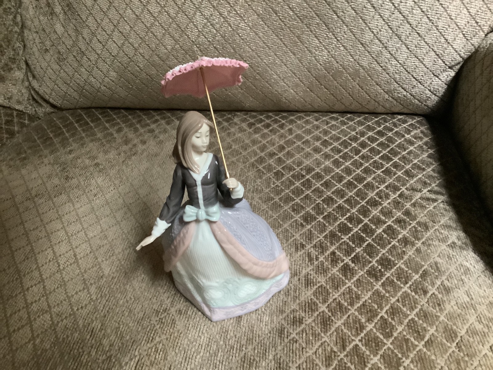 Retired Lladro' Angela 5211 Figurine Parasol w/o Box Spain New Condition