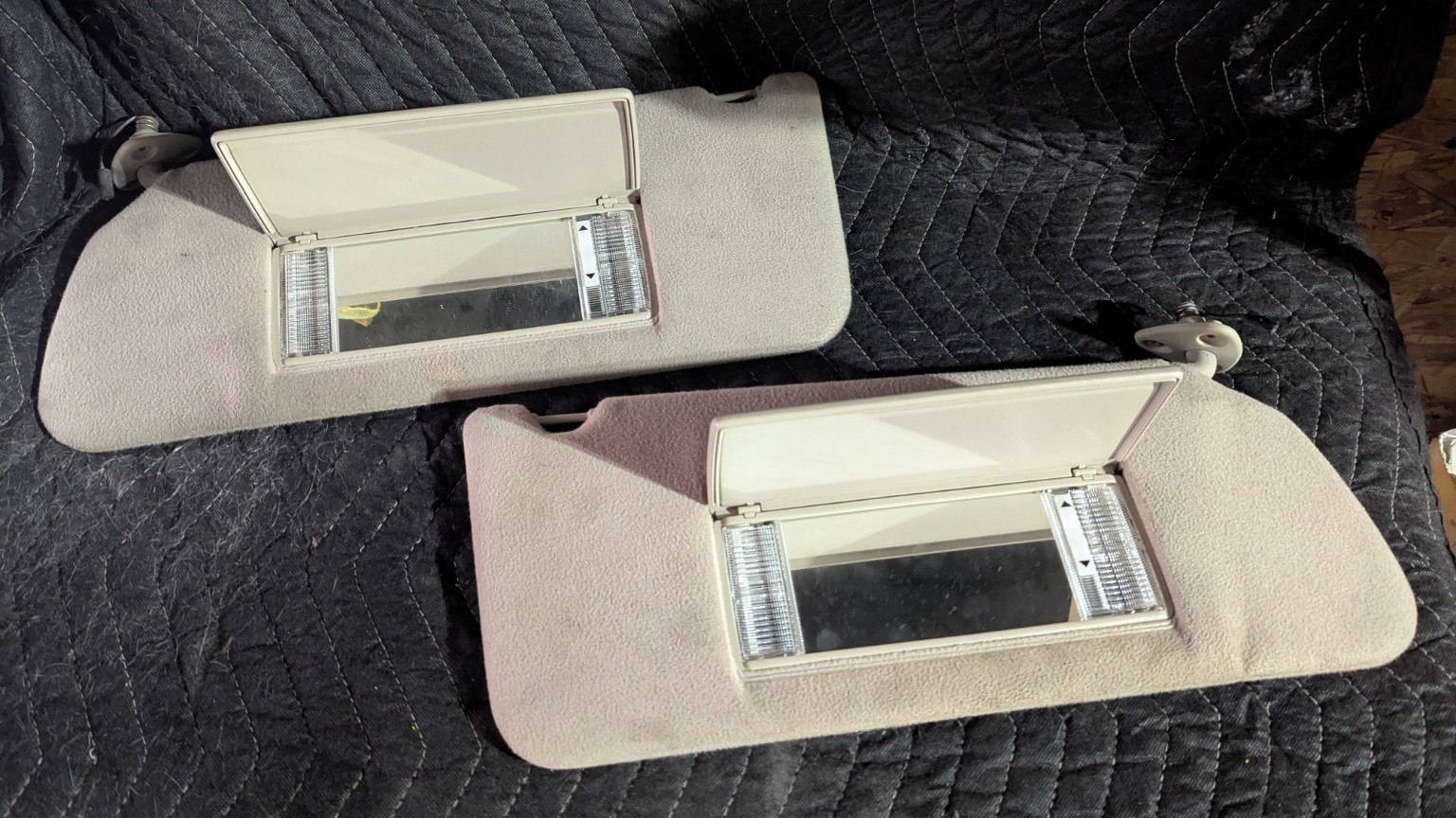 93-96 Cadillac Fleetwood Sun Visors Lighted Mirrors Gray OEM 94-96 Impala SS