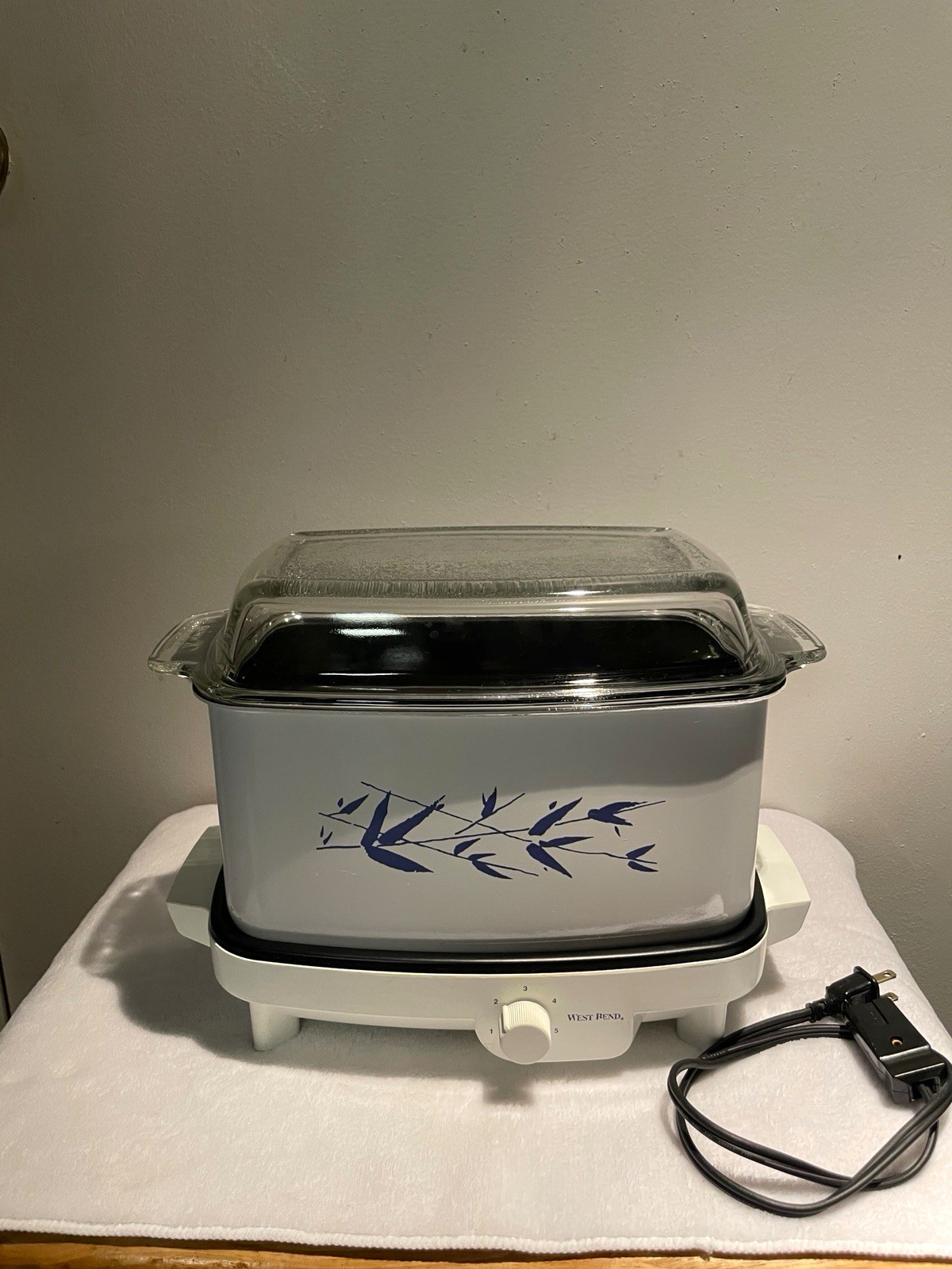 West Bend 4 Qt Electric Slow Cooker White/Black 5-Setting Glass Lid West Bend 4 Qt Electric Slow Cooker White/Black 5-Setting Glass Lid