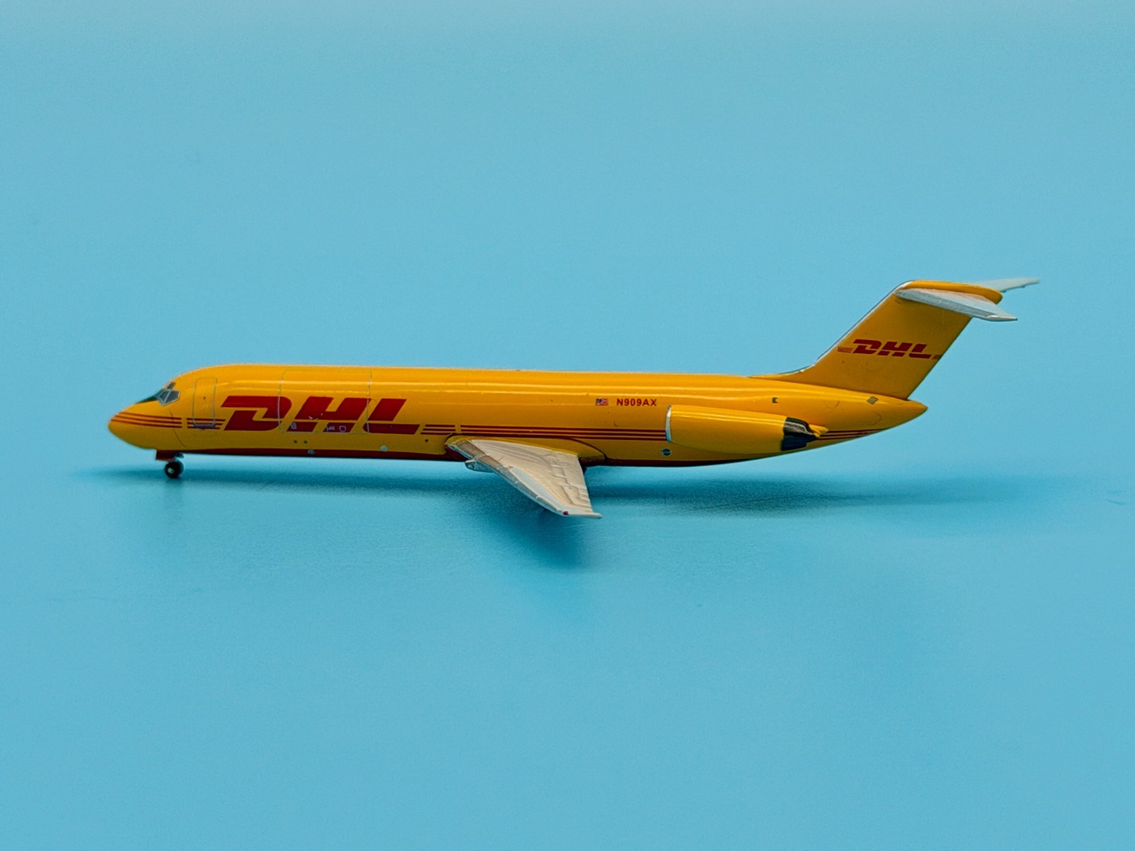 AeroClassics 1:400 DHL DC-9-32F N909AX AC411030 Diecast Cargo Freighter Model
