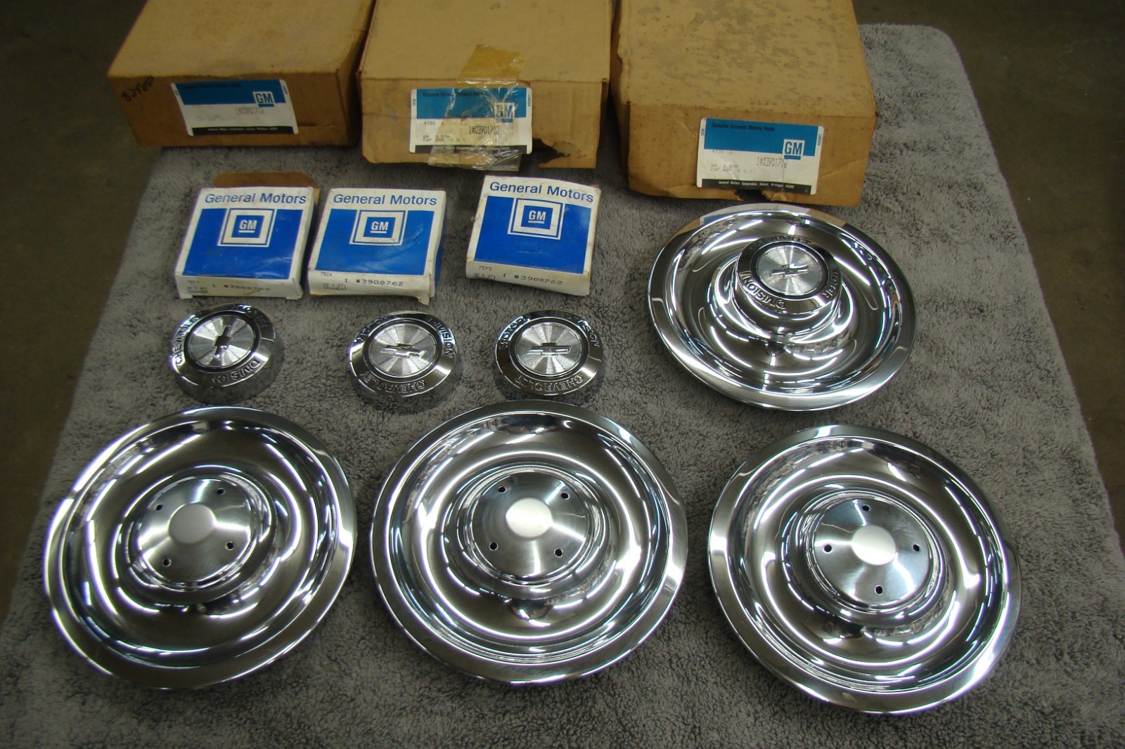 NOS GM# 3901712 Wheel Cover Center Caps with 3908762 Ornaments