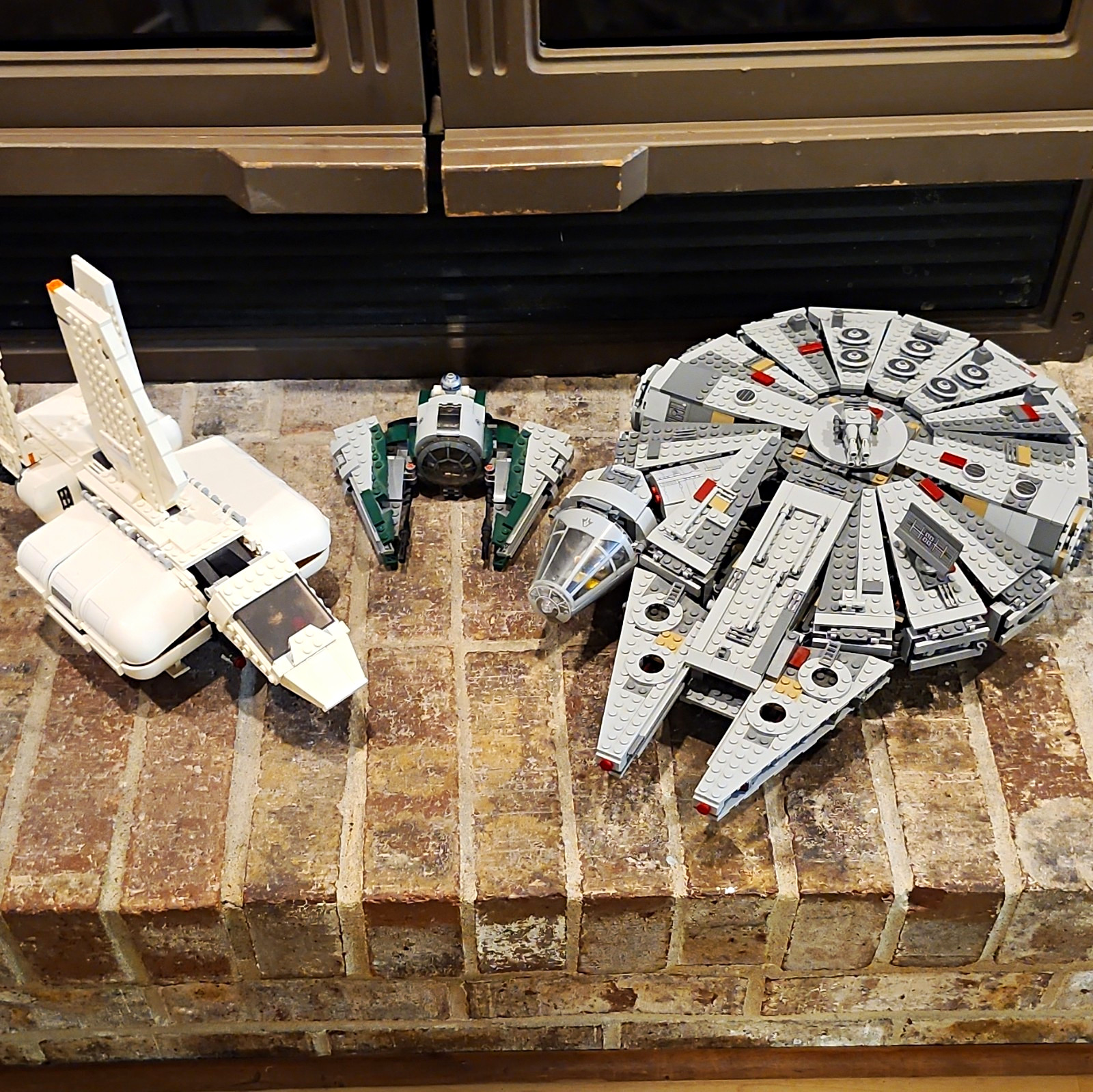 LEGO Star Wars Millennium Falcon 75105 1329pc With Set 8 Minifigs