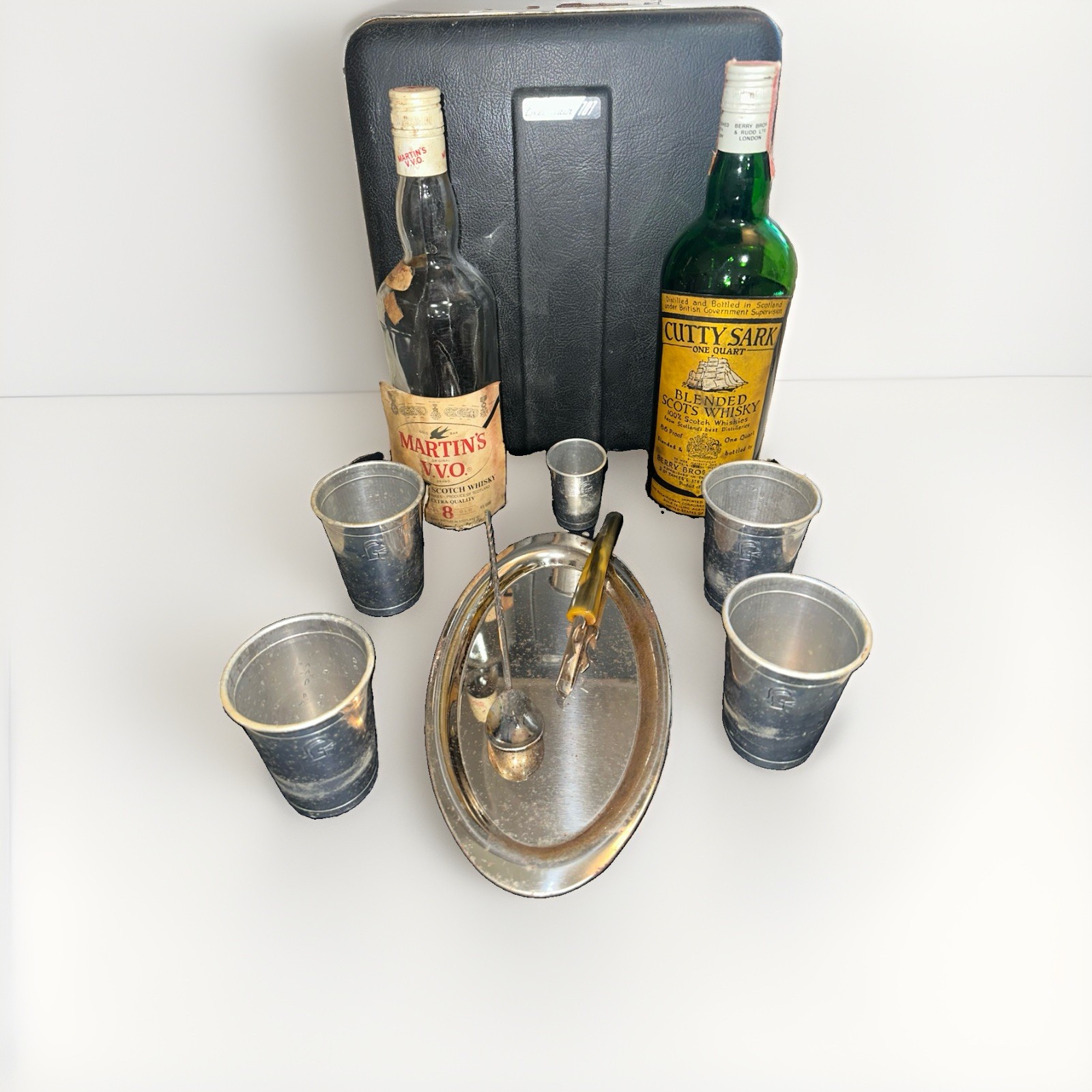 •  Vintage 1960s Executair 101 Ever-Wear Trav-L-Bar Portable Liquor Case w/ Acce