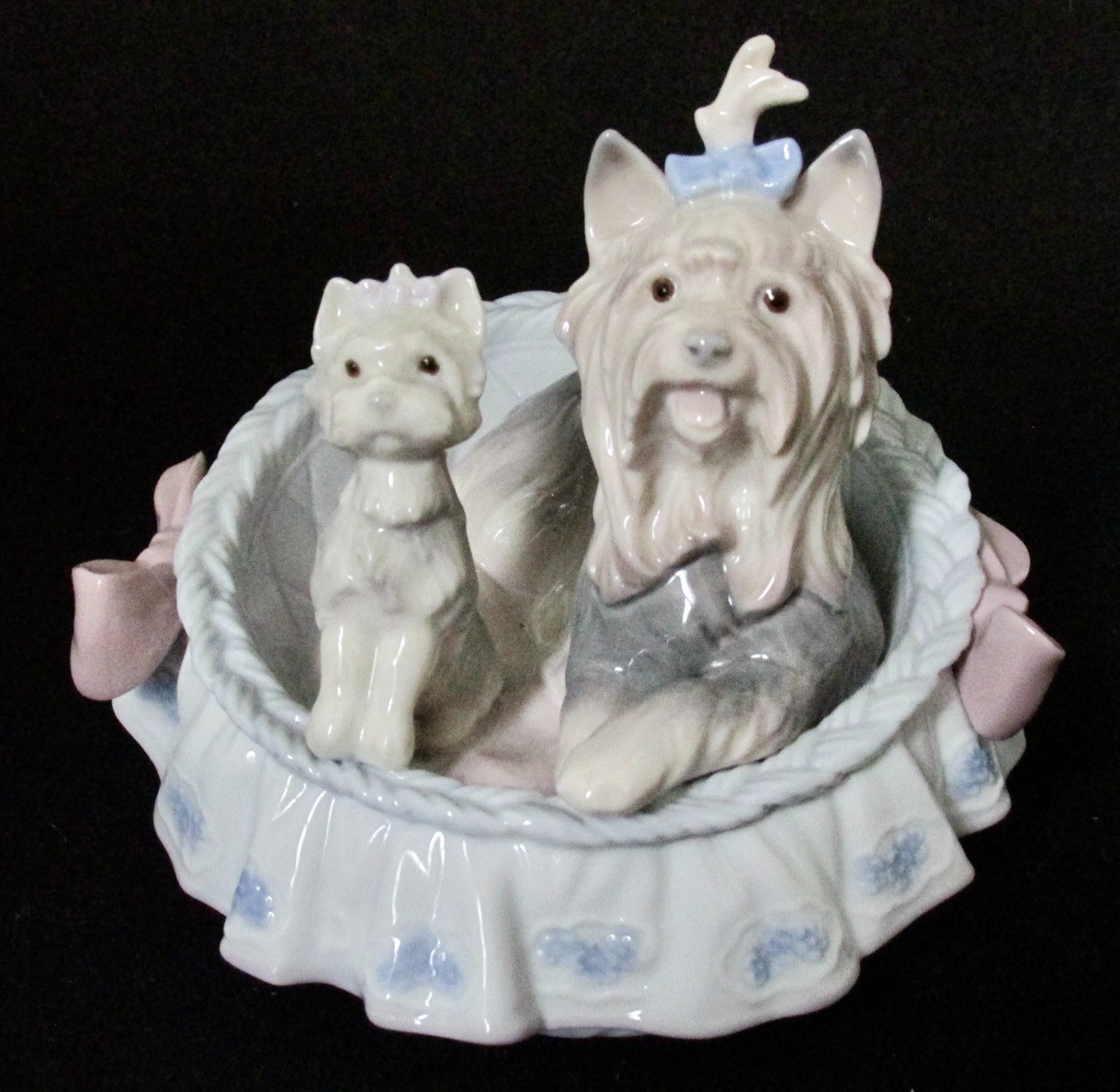 Lladro porcelain OUR COZY HOME figurine, #6469, 4 5/8” h.