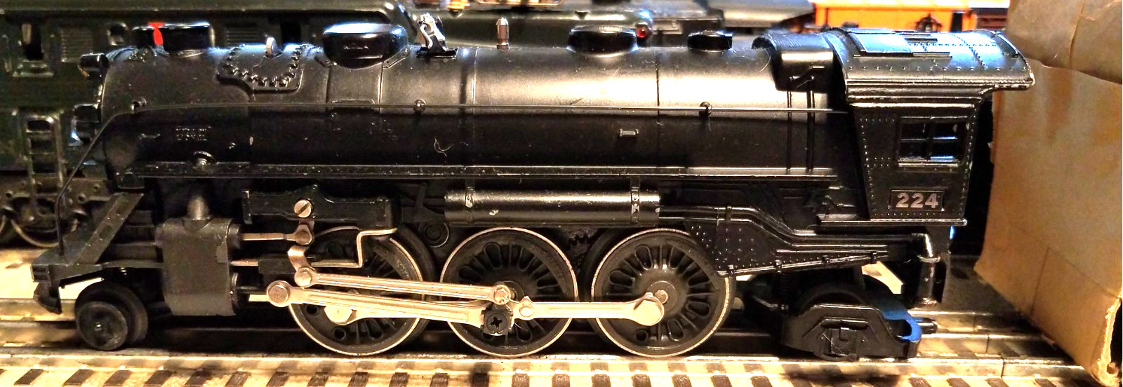 Lionel 224 LOCOMOTIVE ONLY IN VERY GOOD CONDITION IN OB CLEAN AND IT RUNS WELL.