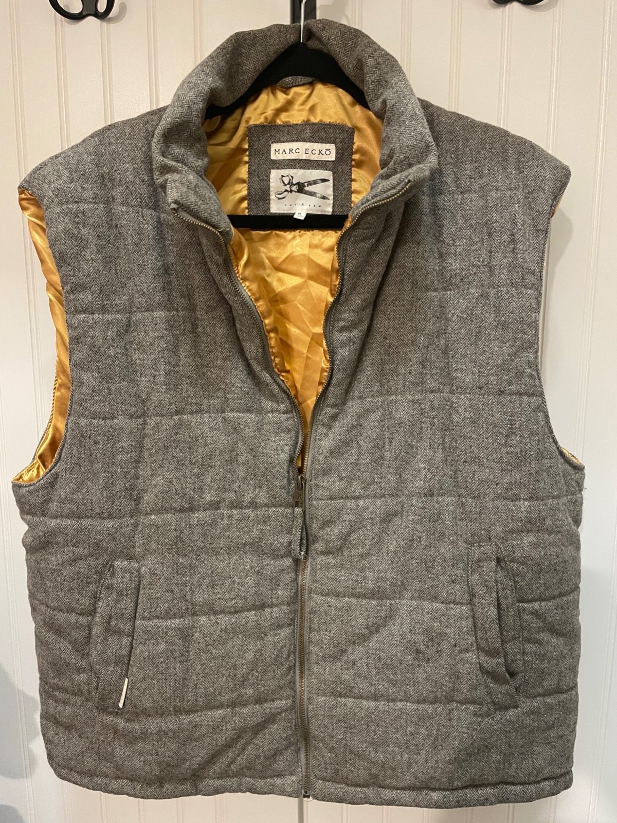 Marc Ecko Cut & Sew Men\'s XL Gray Herringbone Quilted Puffer Vest Gold Lining Marc Ecko Cut & Sew Men\'s XL Gray Herringbone Quilted Puffer Vest Gold Lining
