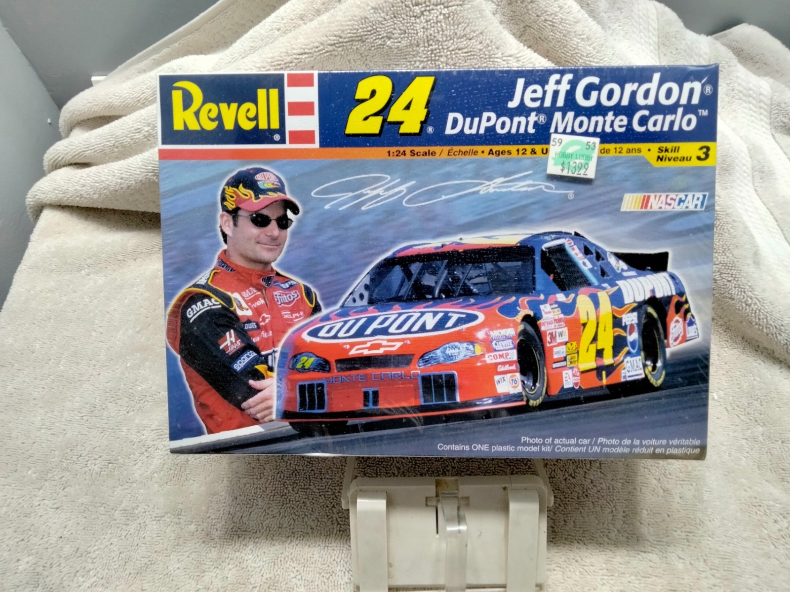 Revell 85-2179 Jeff Gordon DuPont Monte Carlo 1:24 NASCAR model kit