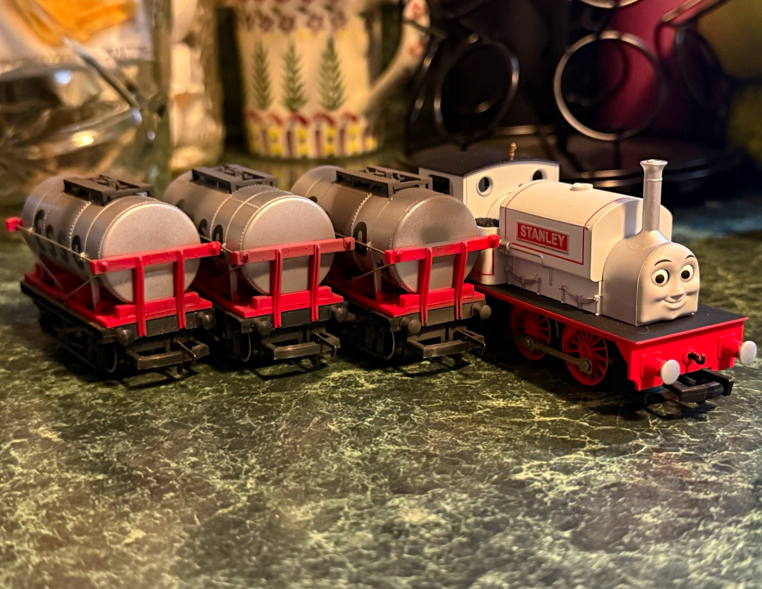 Bachmann Thomas Stanley 0-6-0 OO Gauge w/ CUSTOM ESSO Cars (4 Pack Works Great)