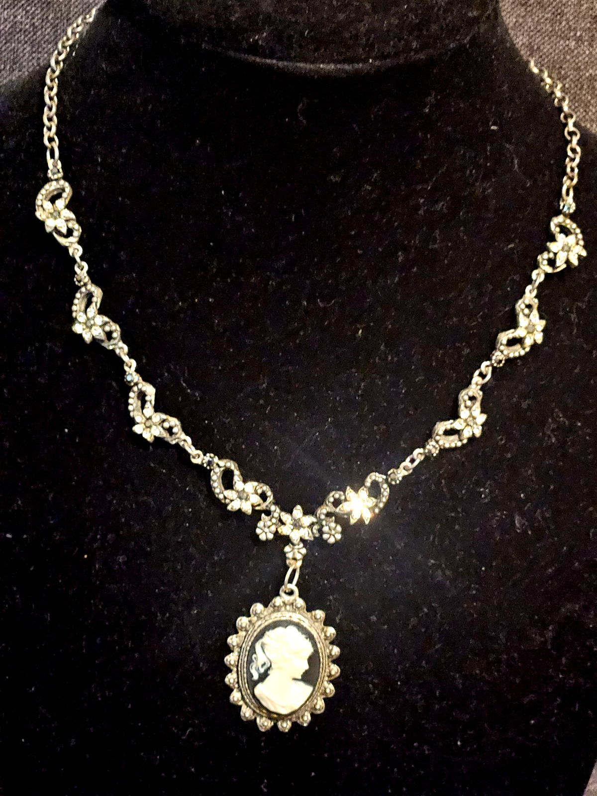 Yochi NY Crystal Rhinestone Flower Necklace & Black White Cameo Drop is 18\