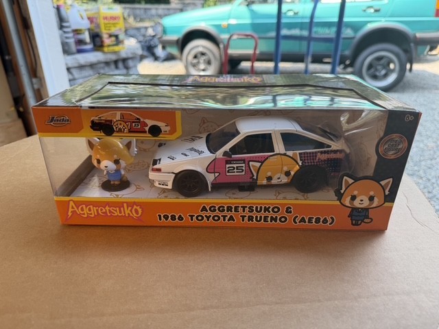 JADA TOYS 1/24 - Model - TOYOTA  TRUENO AE86 WITH AGGRETSUKO FIGURE - HKS NEW