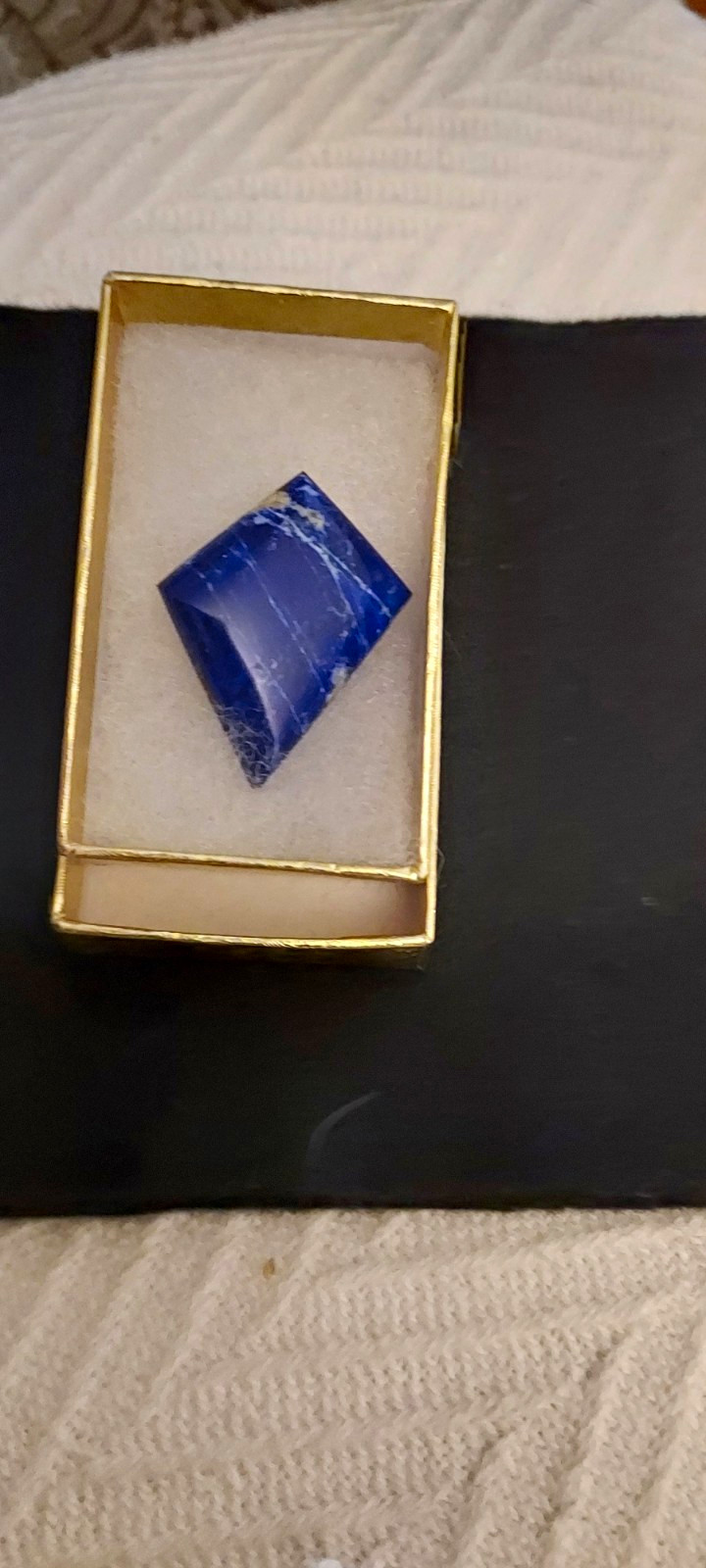 Diamond-Shaped (Lapis Lazuli)   Freeformed  Cabochon  (11.68 gr) in Display Box