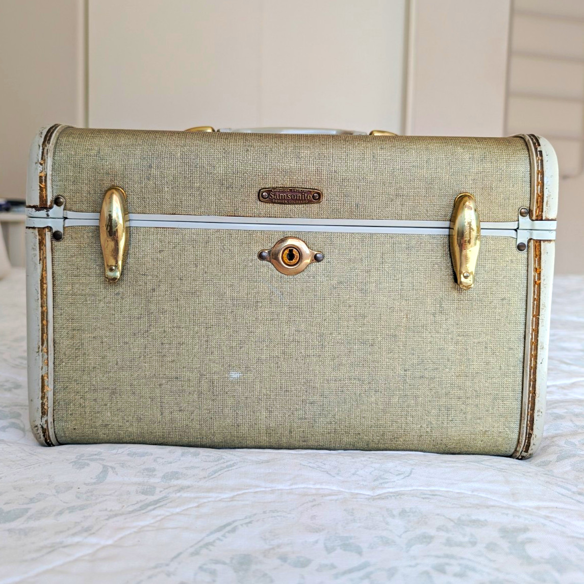 Samsonite 1960s Vintage Hard Vanity Case Mirror Lockable Lined Beige/White