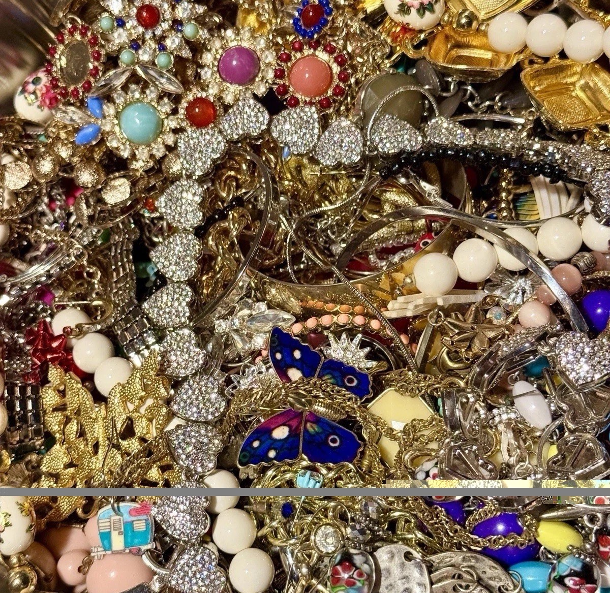 1 lb Mixed Lot of Wearable Vintage to Now Jewelry Mystery Jewelry Bag 1 lb Mixed Lot of Wearable Vintage to Now Jewelry Mystery Jewelry Bag