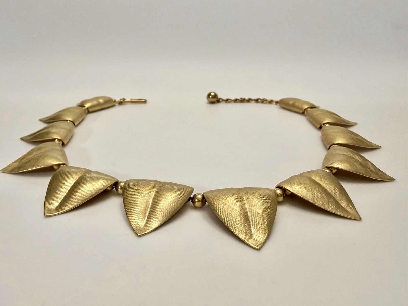 Vintage 1950s Napier Gold Tone Furled Leaf Collar Necklace Signed 15.5”