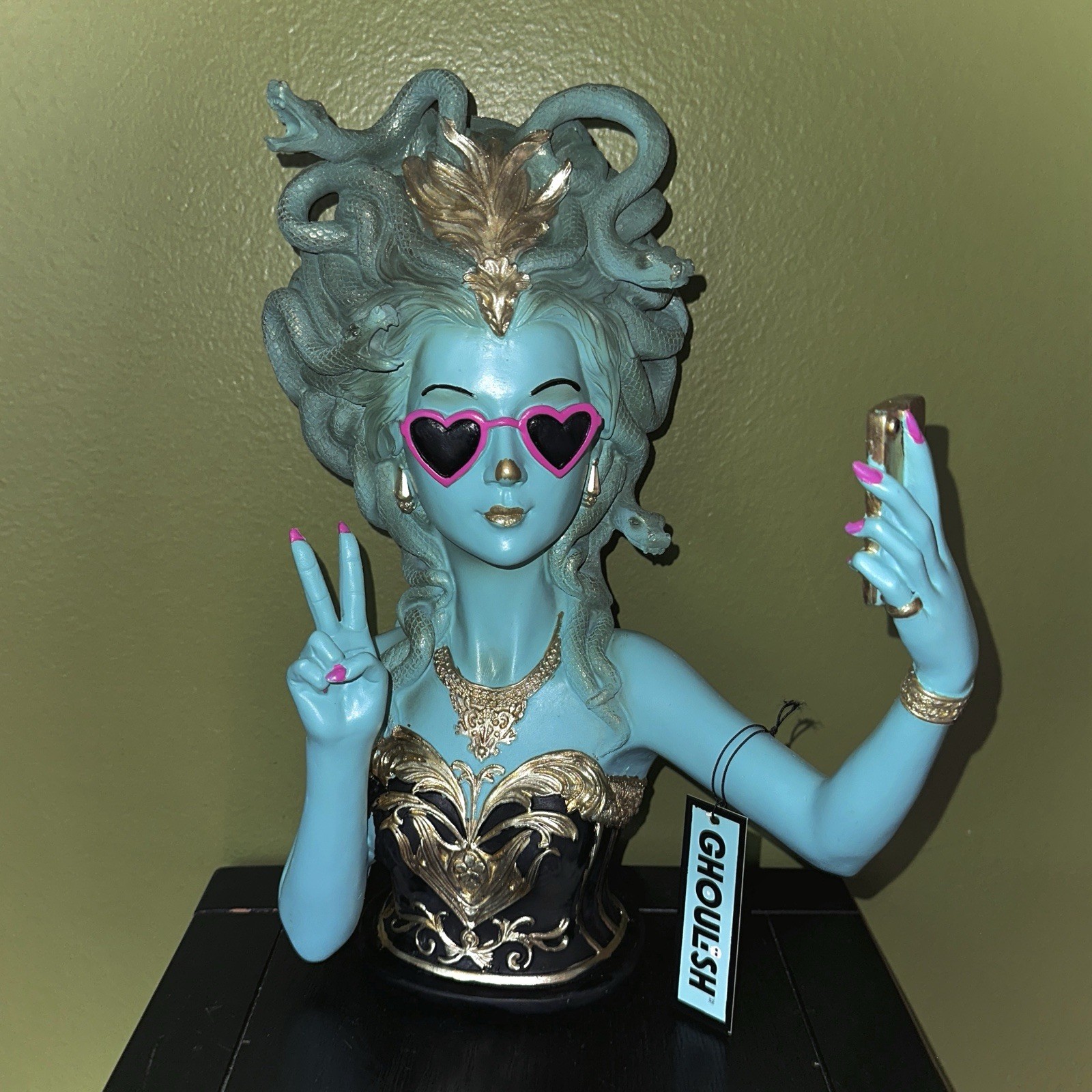 New GHOULISH Medusa Taking A Selfie 12.5 Figurine Viral Halloween 2026 Decor New GHOULISH Medusa Taking A Selfie 12.5 Figurine Viral Halloween 2026 Decor