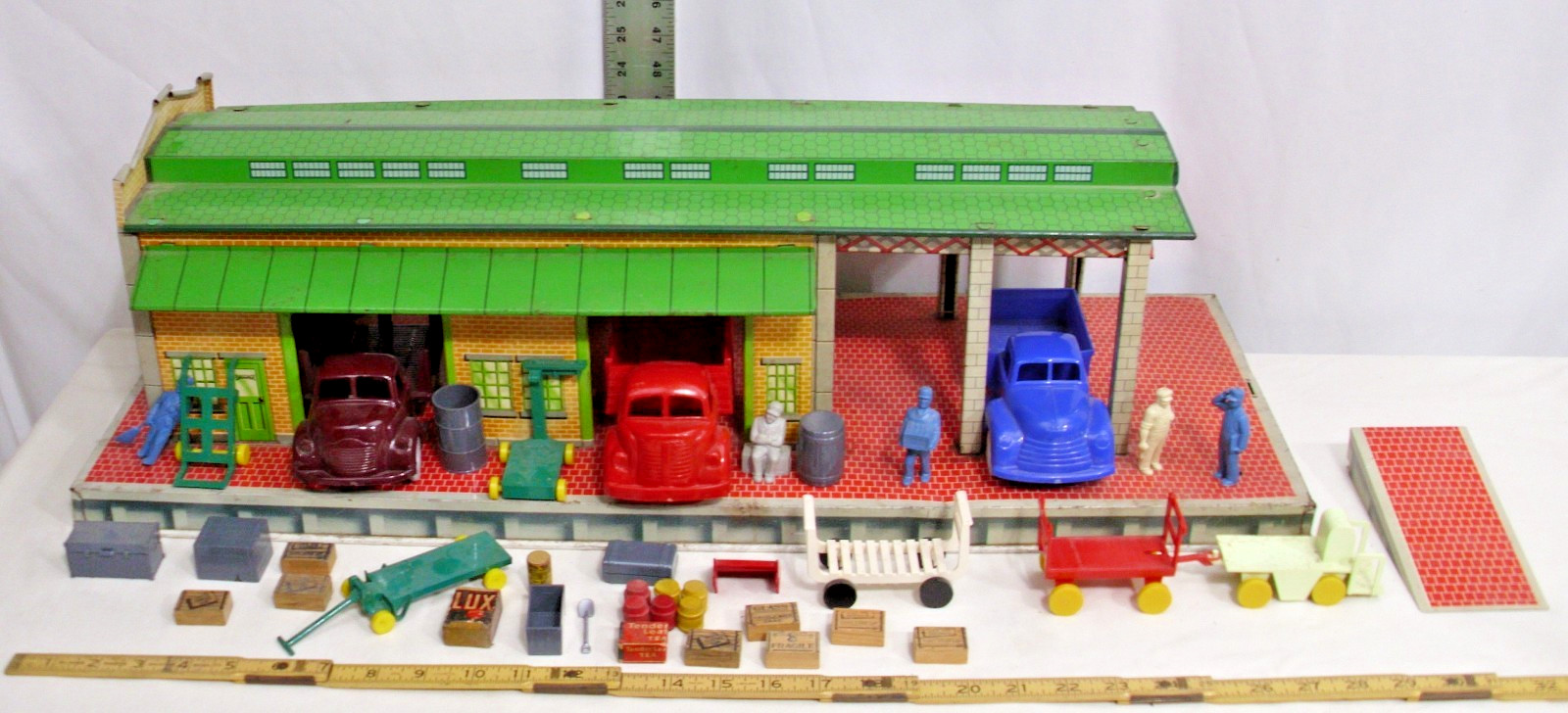 MARX FREIGHT TERMINAL TIN PLAYSET WITH ACCESSORIES 1950s SHARP