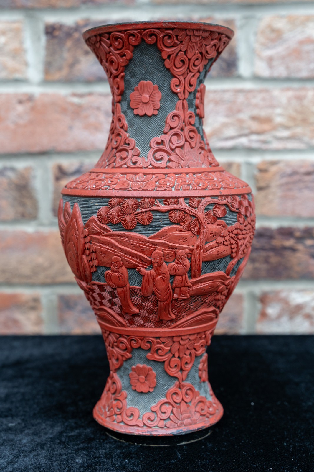 Chinese Qing Dynasty Cinnabar Lacquer Vase 28cm Tall Chinese Qing Dynasty Cinnabar Lacquer Vase 28cm Tall