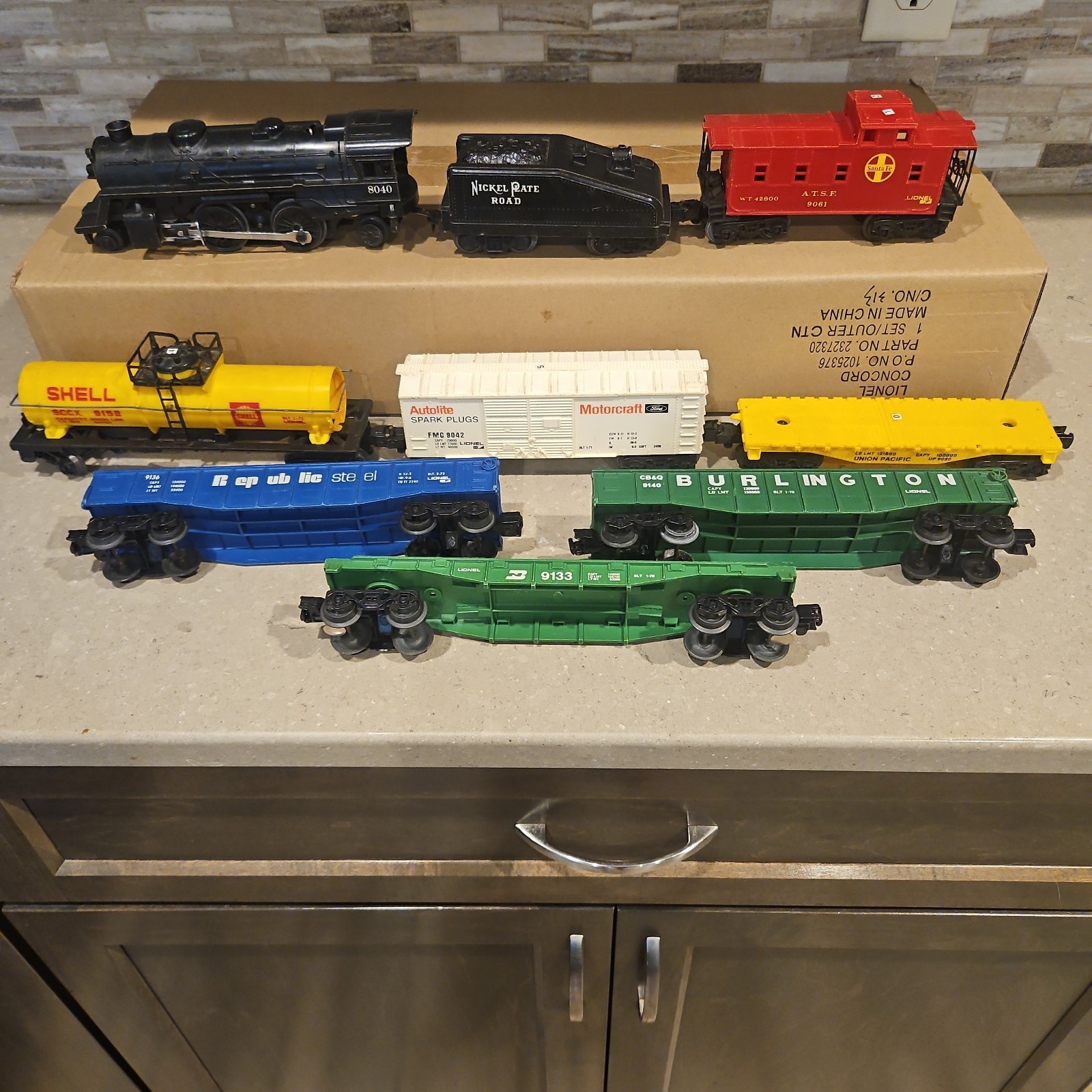 Lionel 8040 Nickel Plate Road 2-4-2 Locomotive, Tender, & 7 Cars 1970\'s (READ)