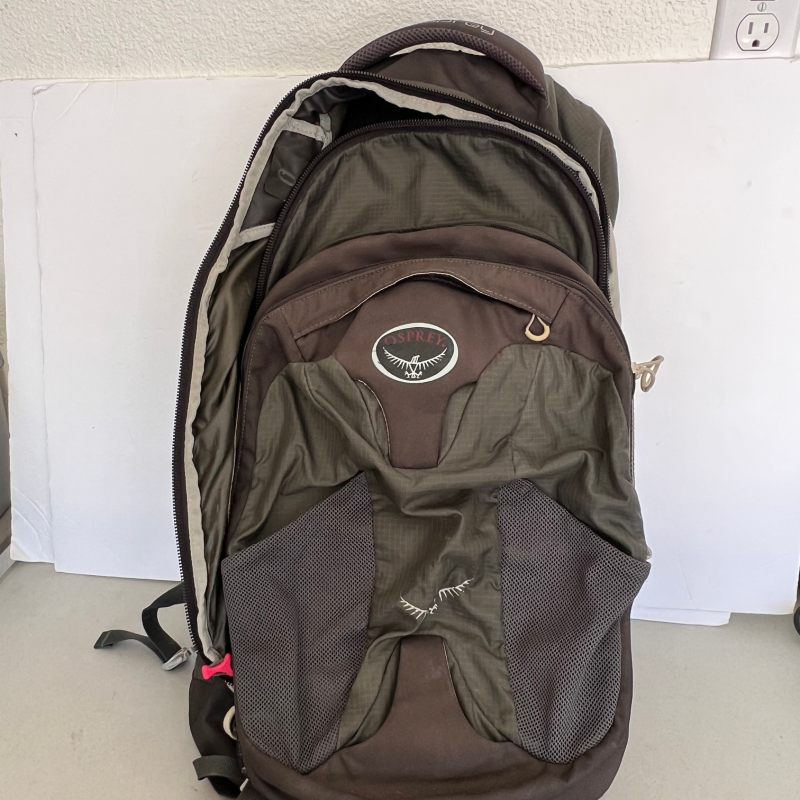Osprey Farpoint 55 Travel Backpack w/ Detachable Daypack Black Hiking Pack