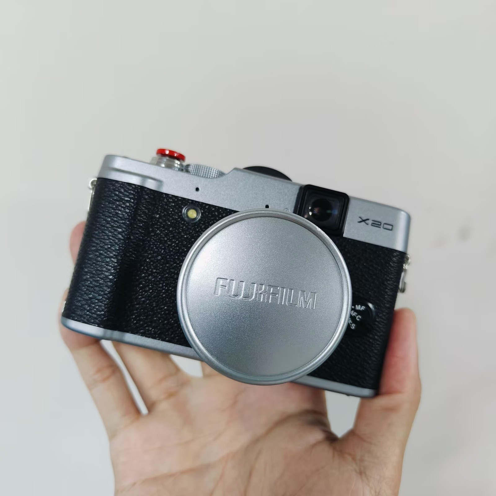 Fuji FUJIFILM X Series X20 12.0MP 4x Optical Zoom Digital Camera F2.0-2.8 Lens