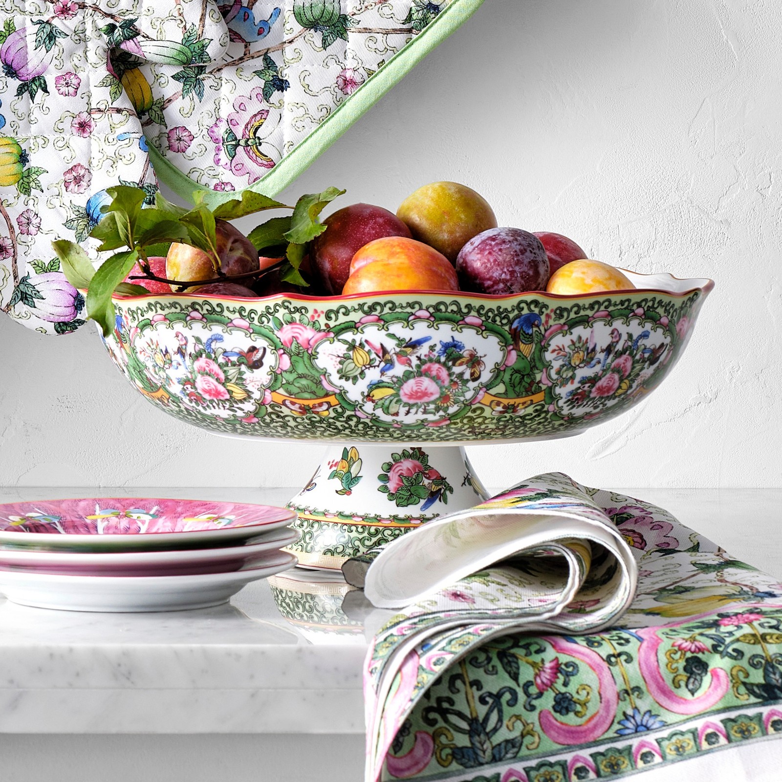 Famille Rose Porcelain Fruit Bowl Famille Rose Porcelain Fruit Bowl