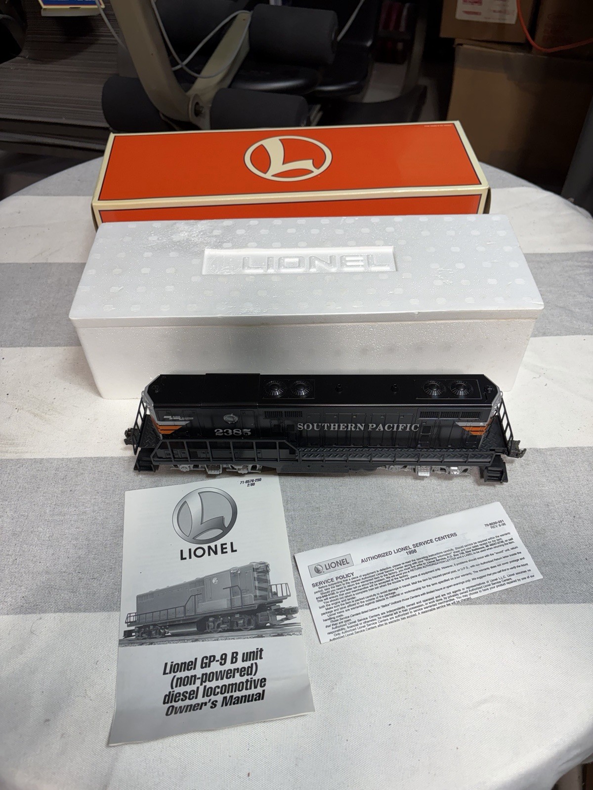 Lionel Southern Pacific GP-9 Non-powered B-Unit BRAND NEW