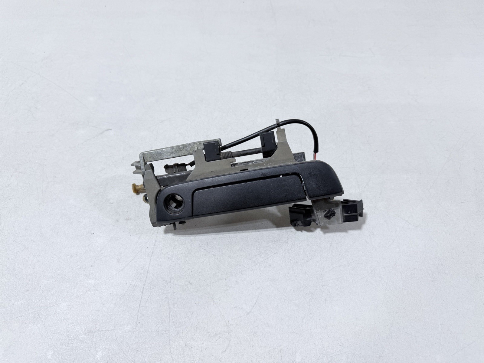 1996-2002 BMW Z3 FRONT RIGHT PASS SIDE EXTERIOR DOOR HANDLE ASSEMBLY OEM #0657