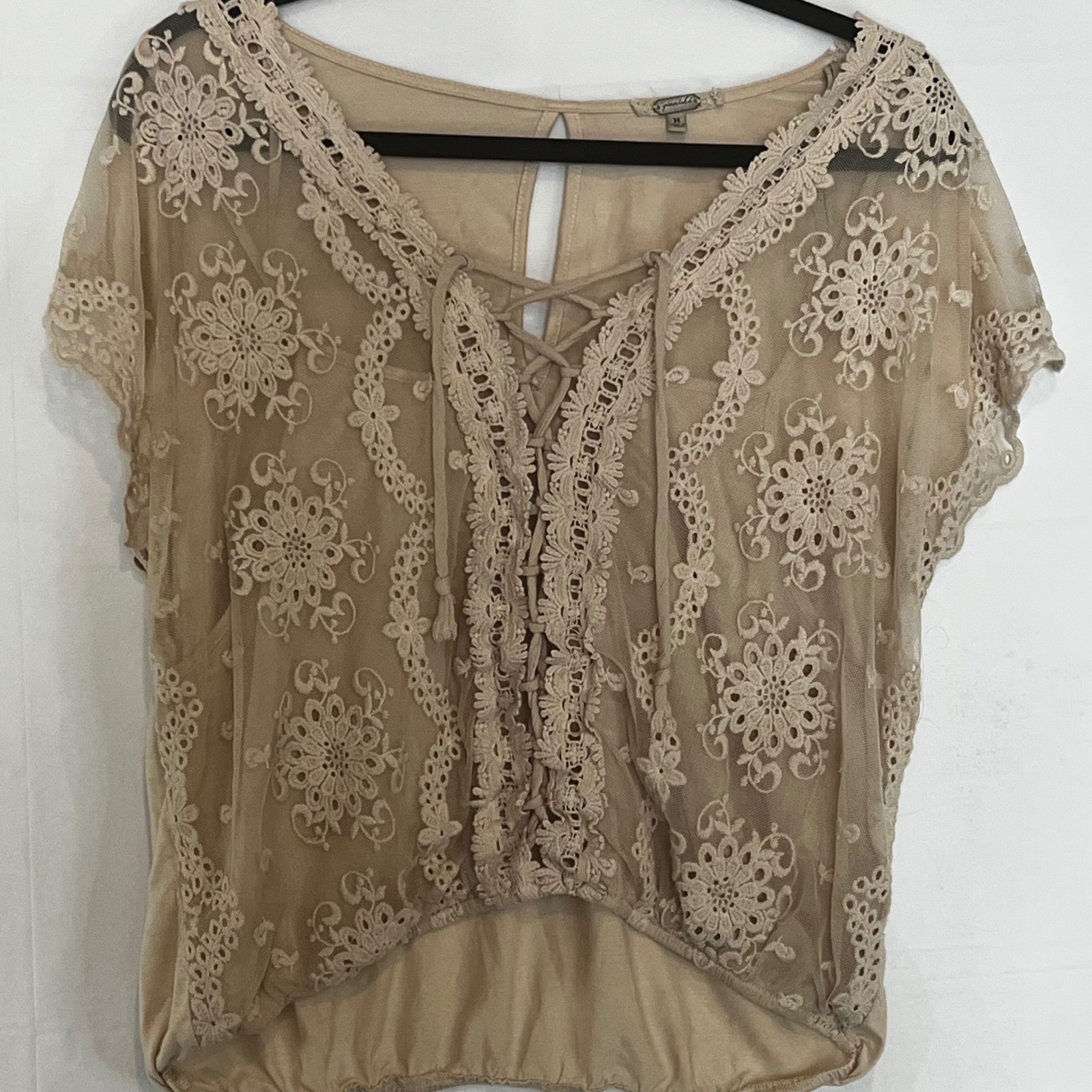 Gimmicks by BKE Tan Lace Overlay Top Embroidered Lace Up High Low Blouse Medium Gimmicks by BKE Tan Lace Overlay Top Embroidered Lace Up High Low Blouse Medium