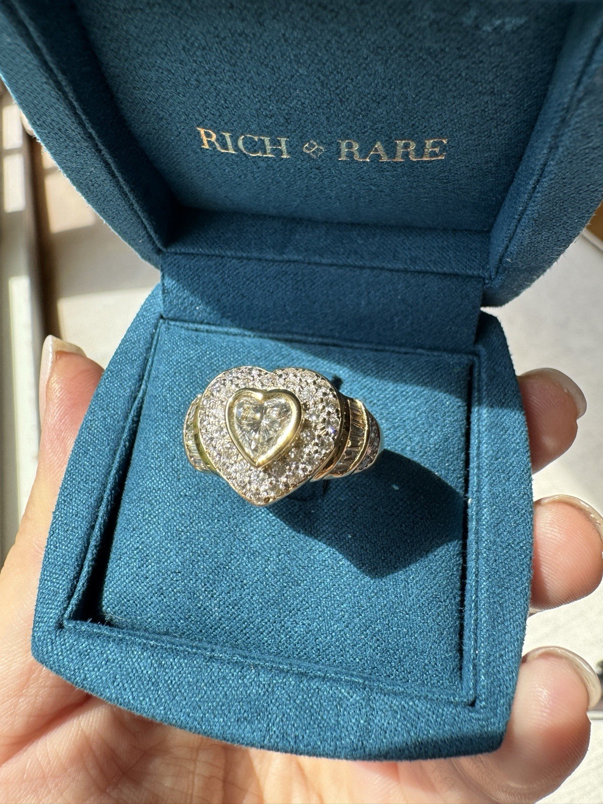Exquisite 10.16g HEAVY 18K Yellow Gold & 1.81ctw Diamond Halo Ring - Stunning
