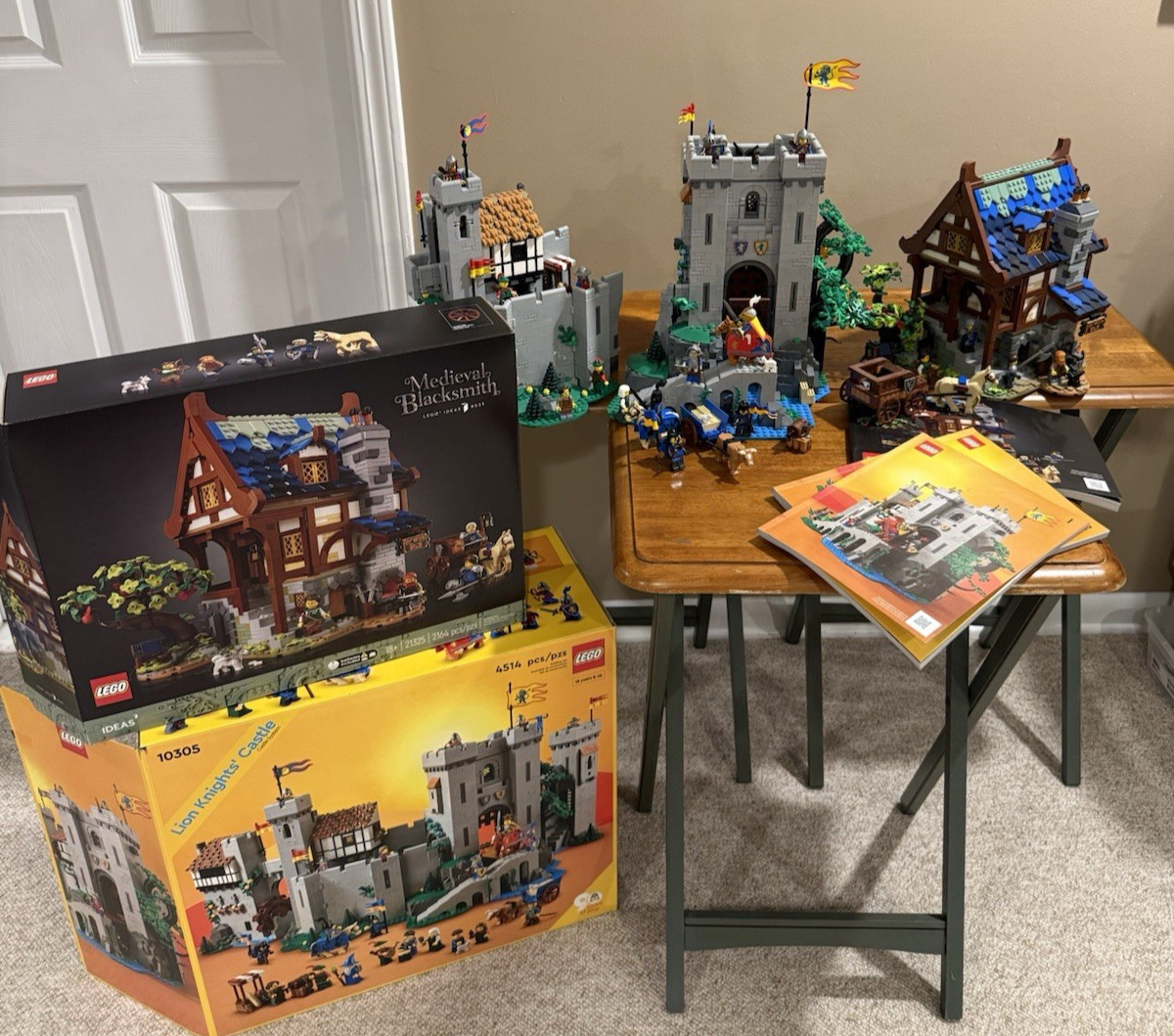 LEGO Icons: Lion Knight\'s Castle (10305) + Medieval Blacksmith (21325) 100% Com.