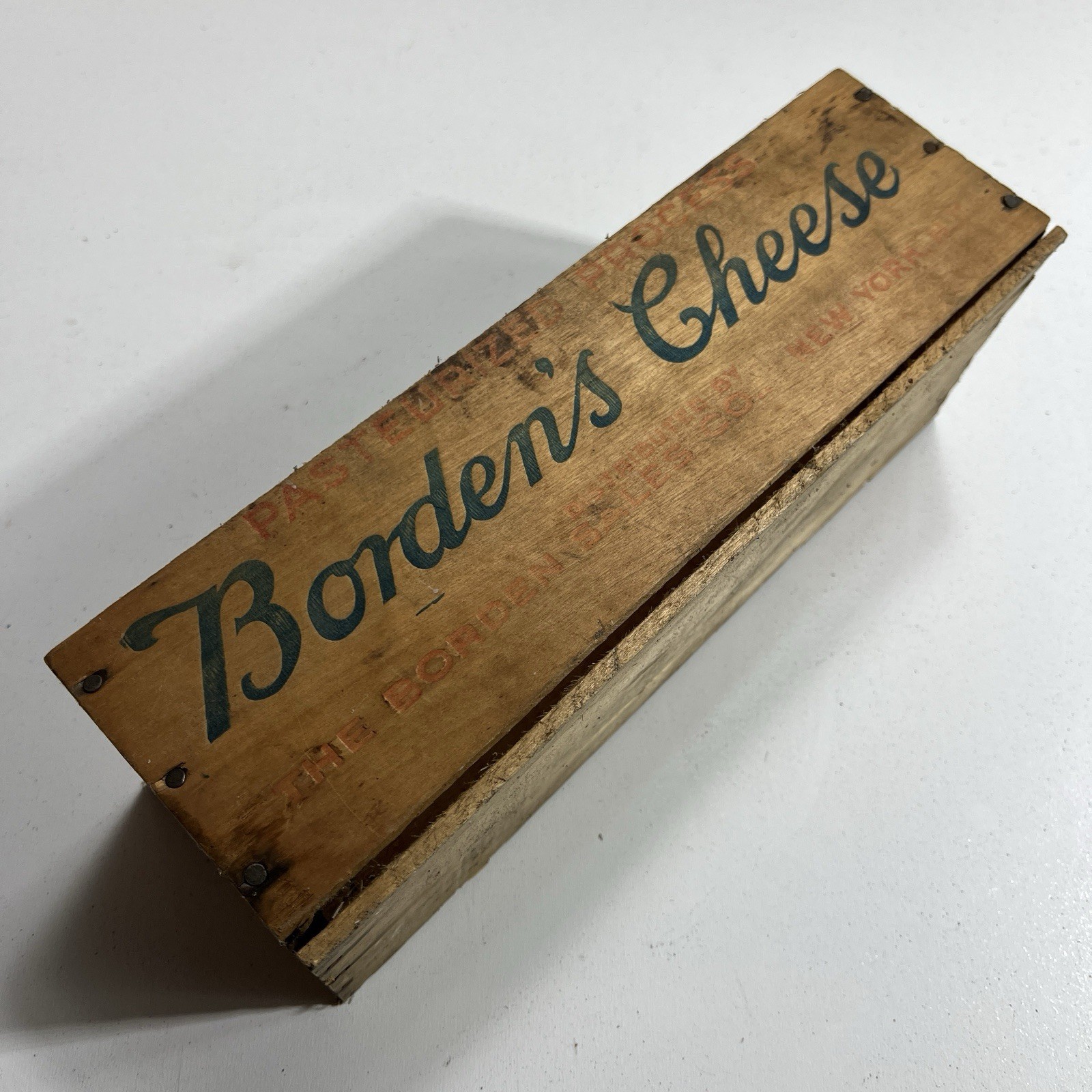 VINTAGE BORDEN'S CHEESE NEW YORK WOODEN BOX RED & BLUE GRAPHICS 9 VINTAGE BORDEN'S CHEESE NEW YORK WOODEN BOX RED & BLUE GRAPHICS 9