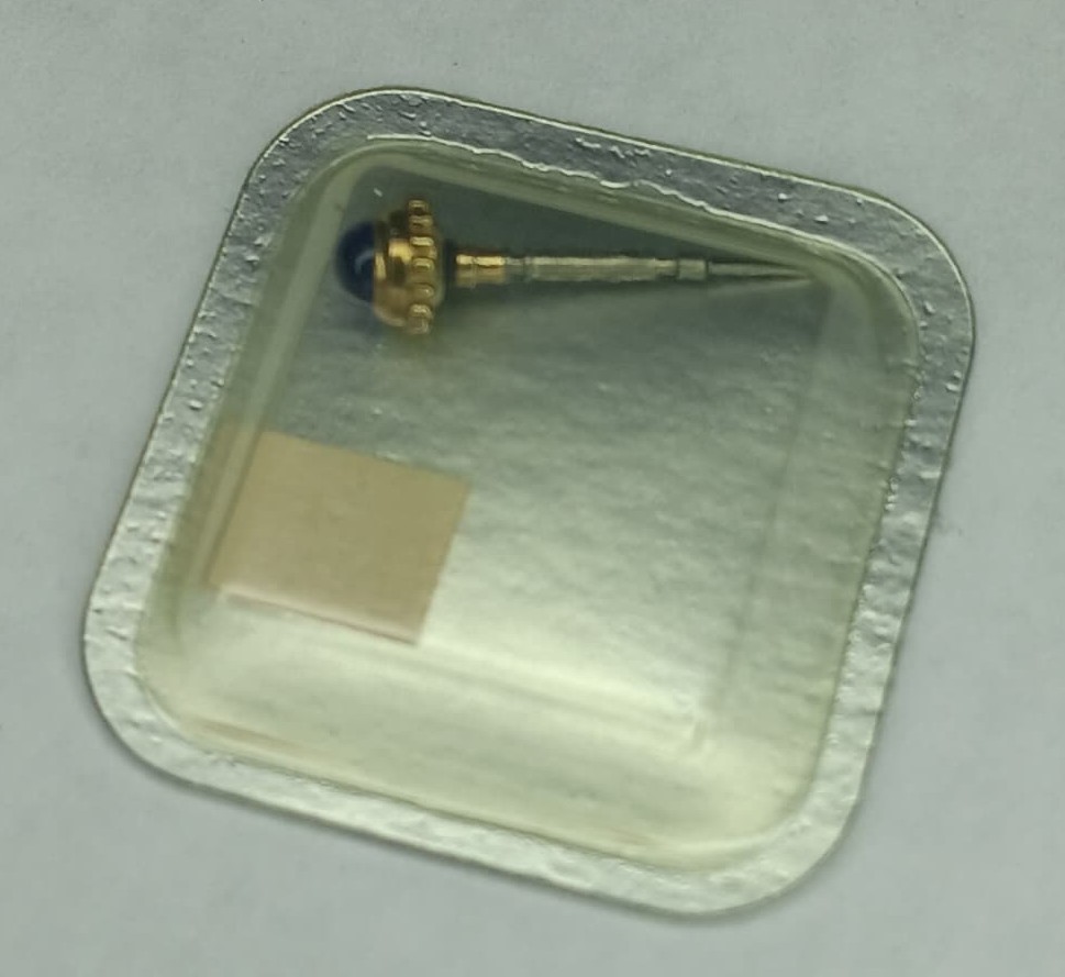 Original / Genuine Cartier Crown – VLC MUST Ref. VA080015GM with Blue Stone Original / Genuine Cartier Crown – VLC MUST Ref. VA080015GM with Blue Stone