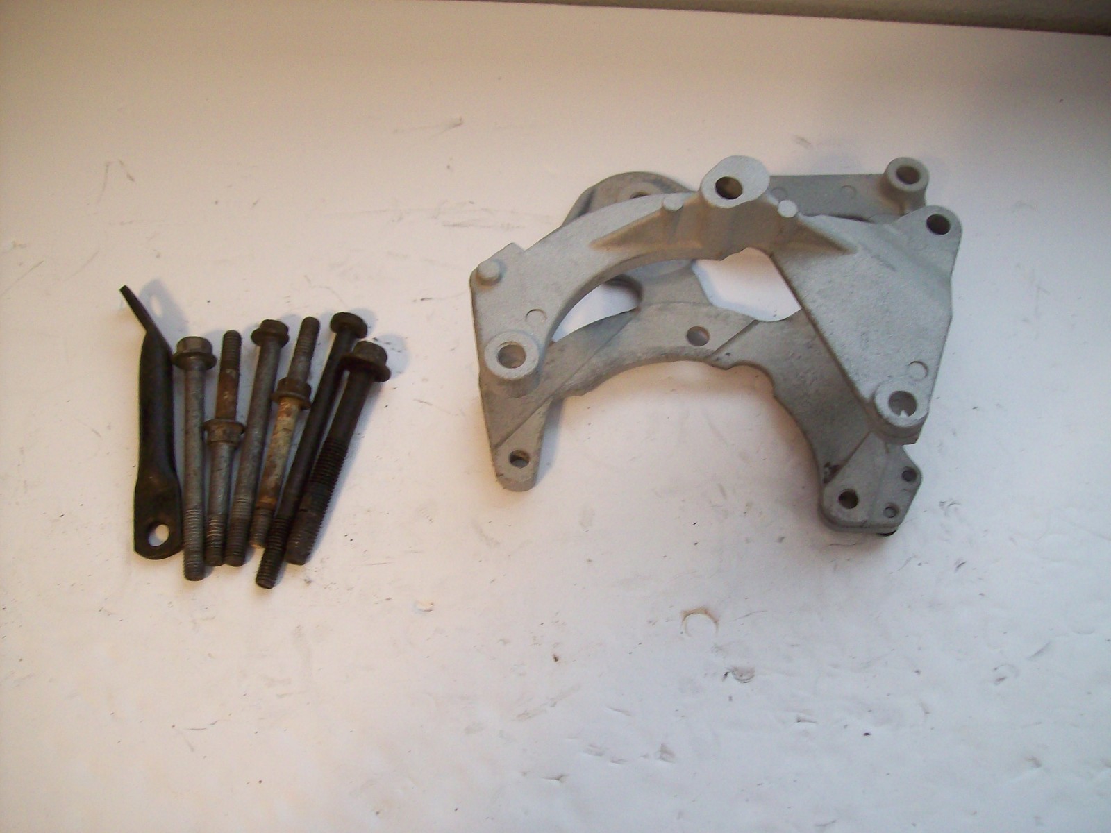 1985-1987 Corvette C4 Air Condition Compressor Bracket, GM 14084340 CRACKED 1985-1987 Corvette C4 Air Condition Compressor Bracket, GM 14084340 CRACKED
