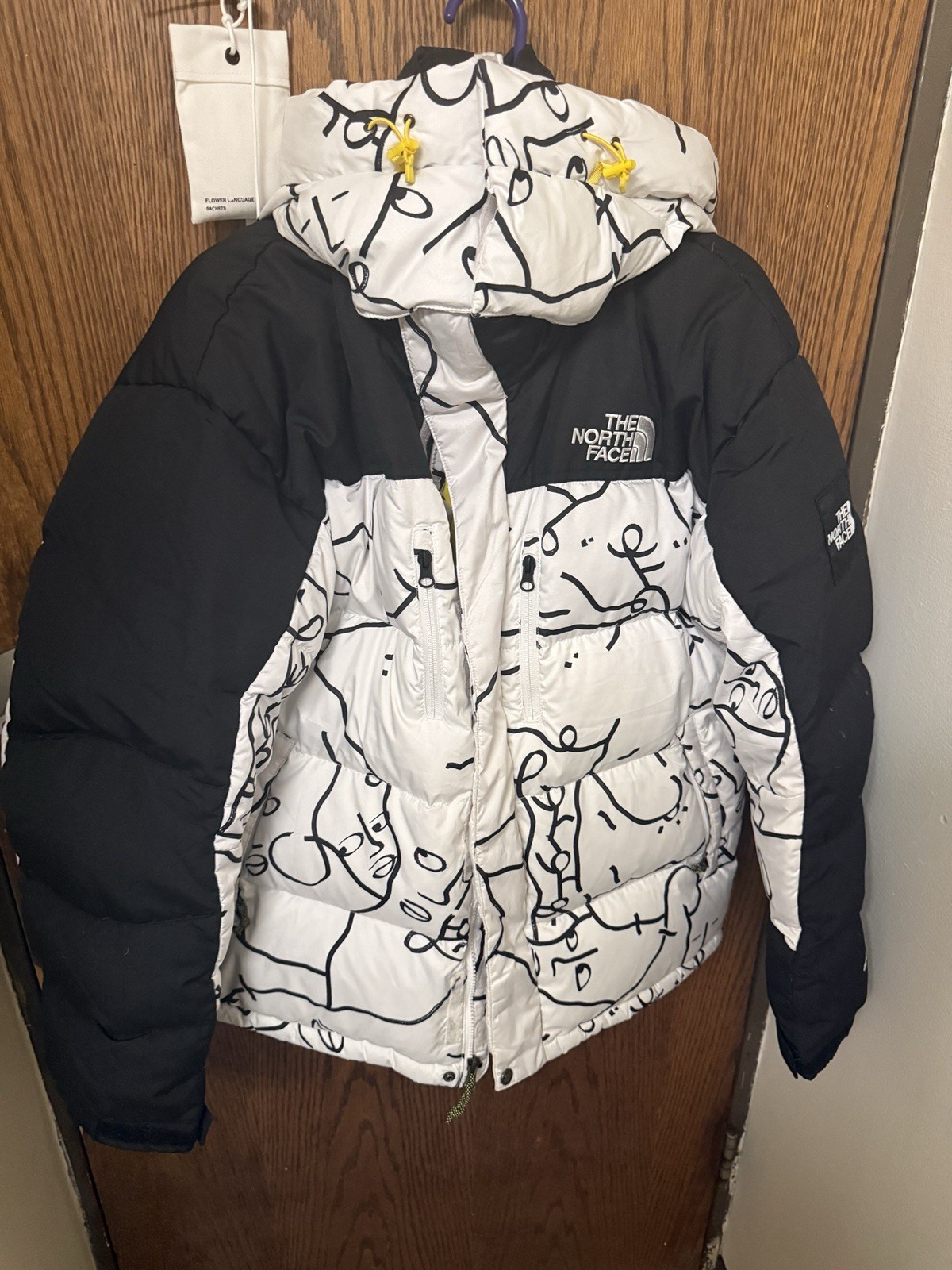 The North Face Men\'s M Hooded Puffer Jacket Full Zip Abstract Black White Nylon
