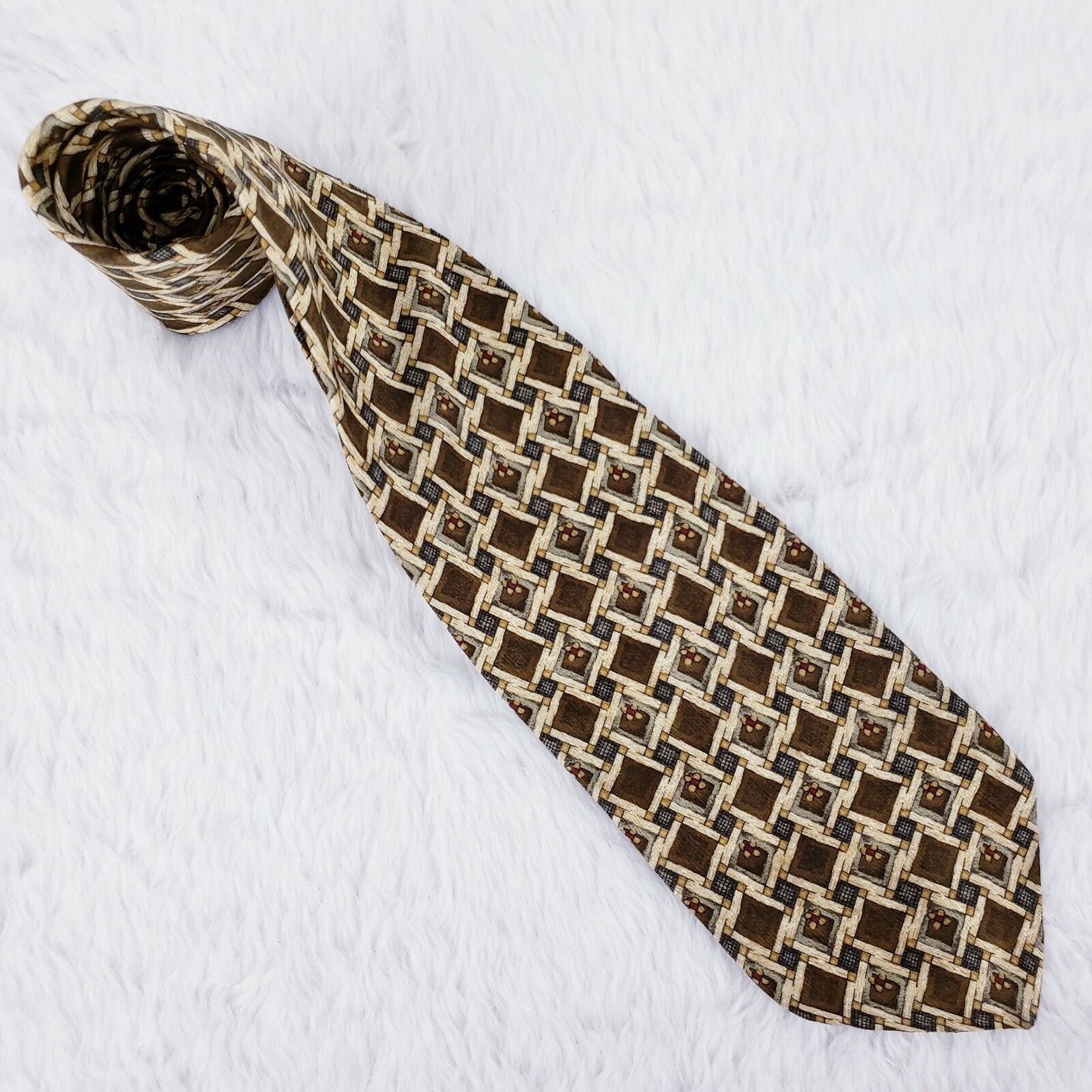 Unbranded Handmade in Spain Geometric Men 100% Silk Necktie Beige 58x3.5 - NWOT