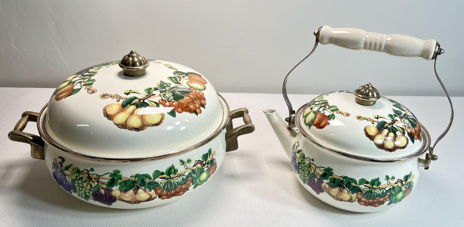 Vintage Tabletops Unlimited Orchard Harvest Dutch Oven Teapot Set Fruit Decor