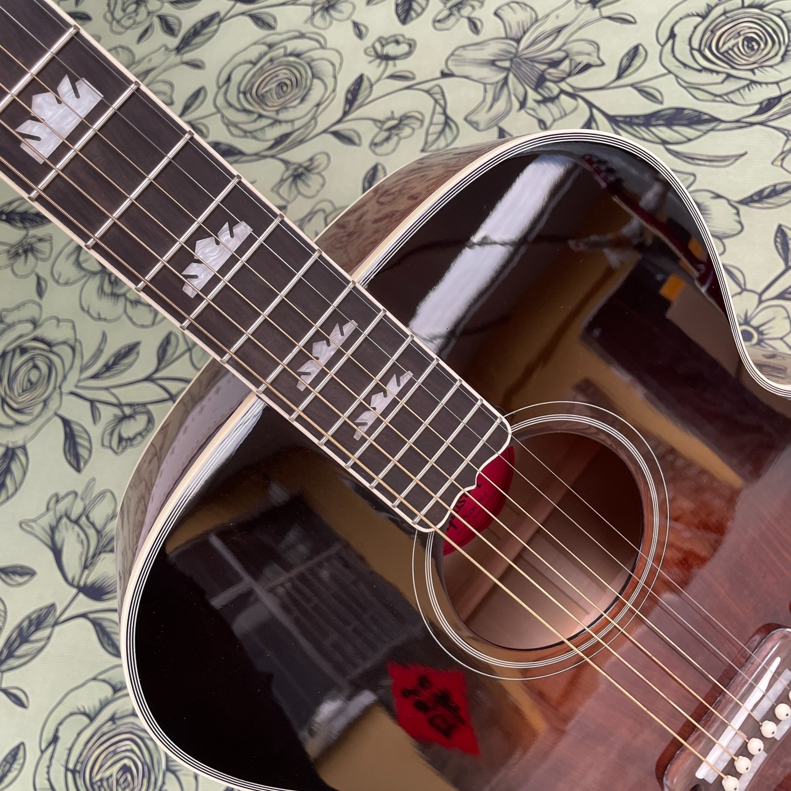 Brown Acoustic Guitar 6s Top Solid Spruce Rosewood Fingerboard w/EQ 