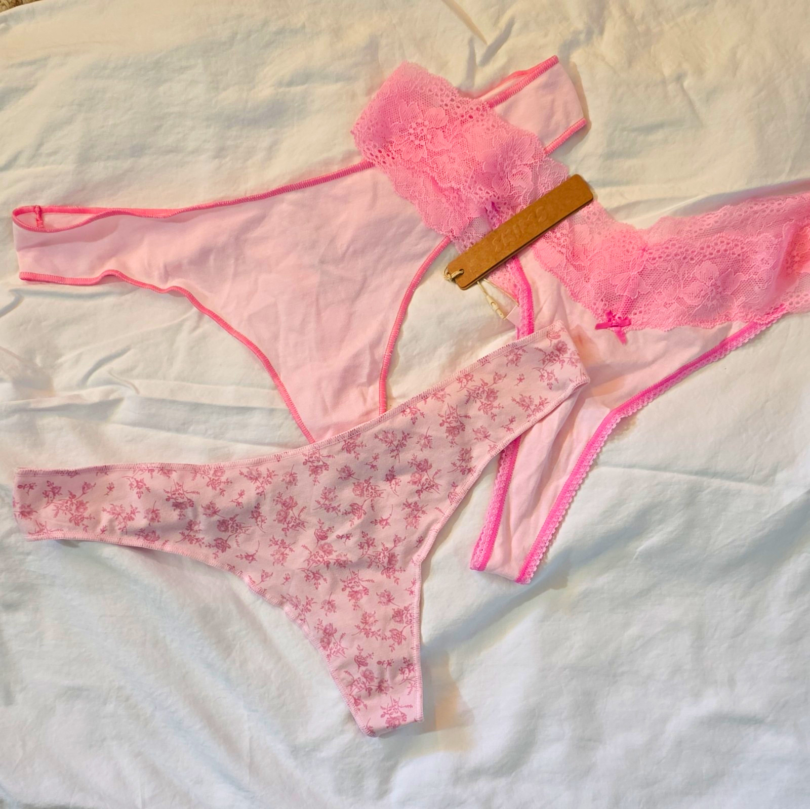 SKIMS Women’s Pink Floral Lace Bow Thong/String Panties Stretch 3 Pack Size M SKIMS Women’s Pink Floral Lace Bow Thong/String Panties Stretch 3 Pack Size M