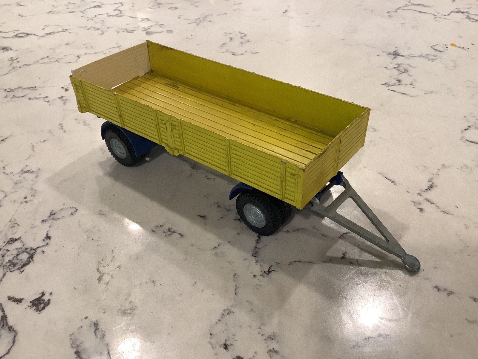 DINKY 917 \'MERCEDES BENZ LP1920 DROPSIDE TRAILER FOR LORRY\' VINTAGE, ORIGINAL. DINKY 917 \'MERCEDES BENZ LP1920 DROPSIDE TRAILER FOR LORRY\' VINTAGE, ORIGINAL.