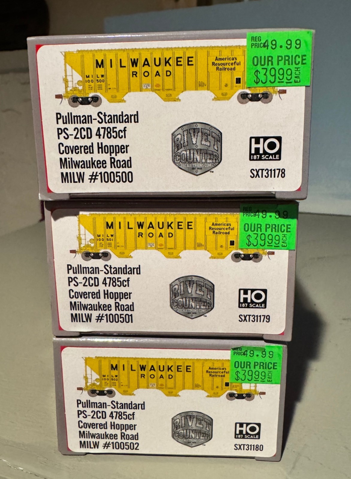(3) SCALETRAINS HO PS-2CD 4785 Cover Hoppers Milw, Milwaukee Road (Never run) (3) SCALETRAINS HO PS-2CD 4785 Cover Hoppers Milw, Milwaukee Road (Never run)