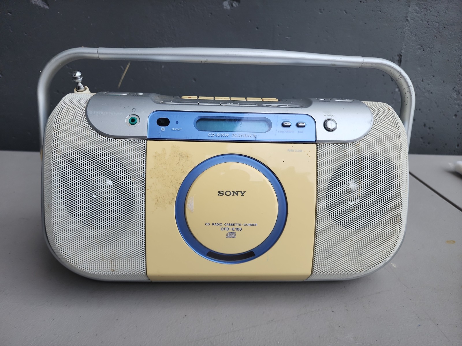 Sony CFD-E100 CD-R/RW AM/FM Radio/CD Player/Cassette Boombox & Headphones