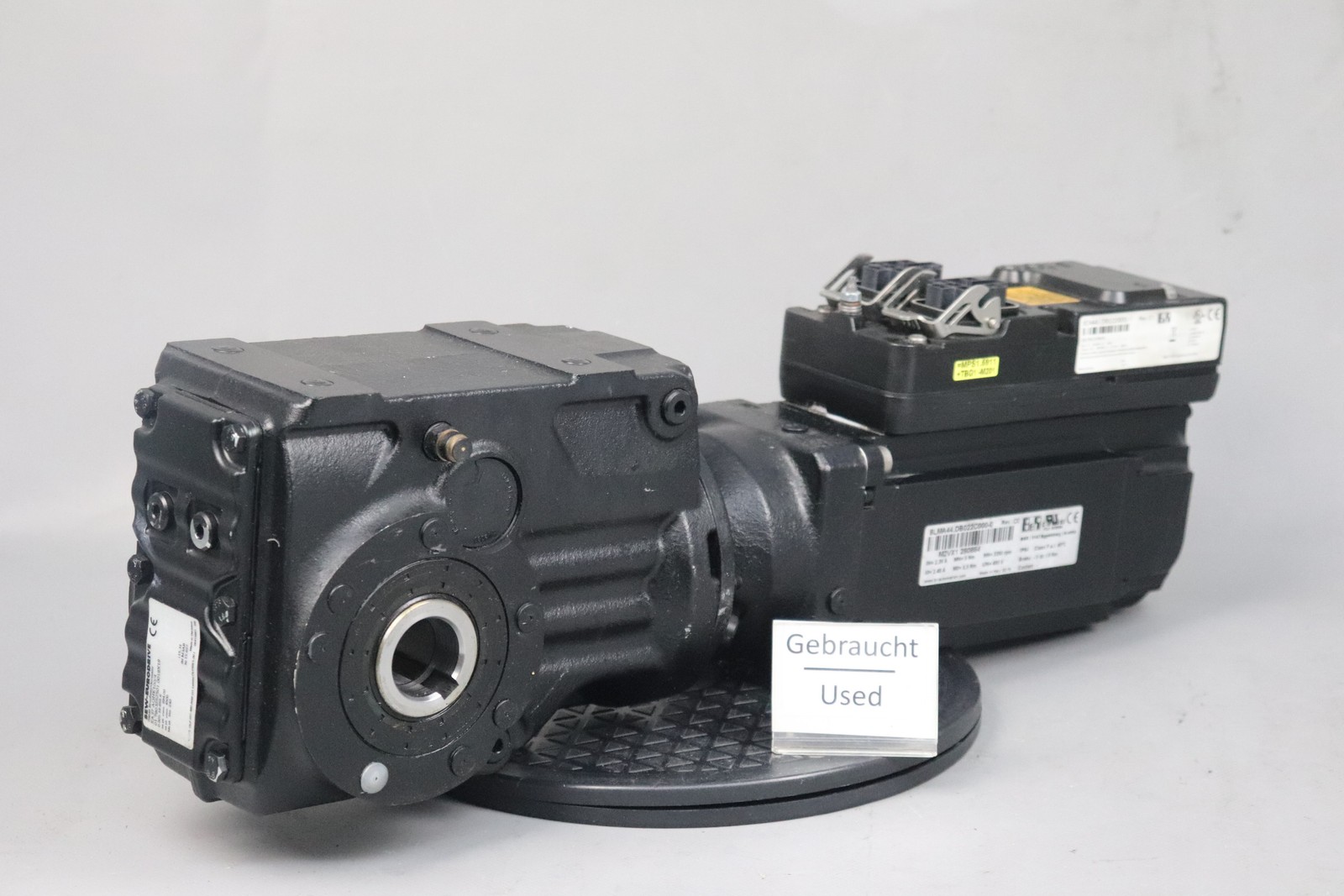 B&R 8LMA44.DB022C000-0 Gear Motor + SEW KA37 AQHK100/4 4500RPM i=15.31 Used B&R 8LMA44.DB022C000-0 Gear Motor + SEW KA37 AQHK100/4 4500RPM i=15.31 Used