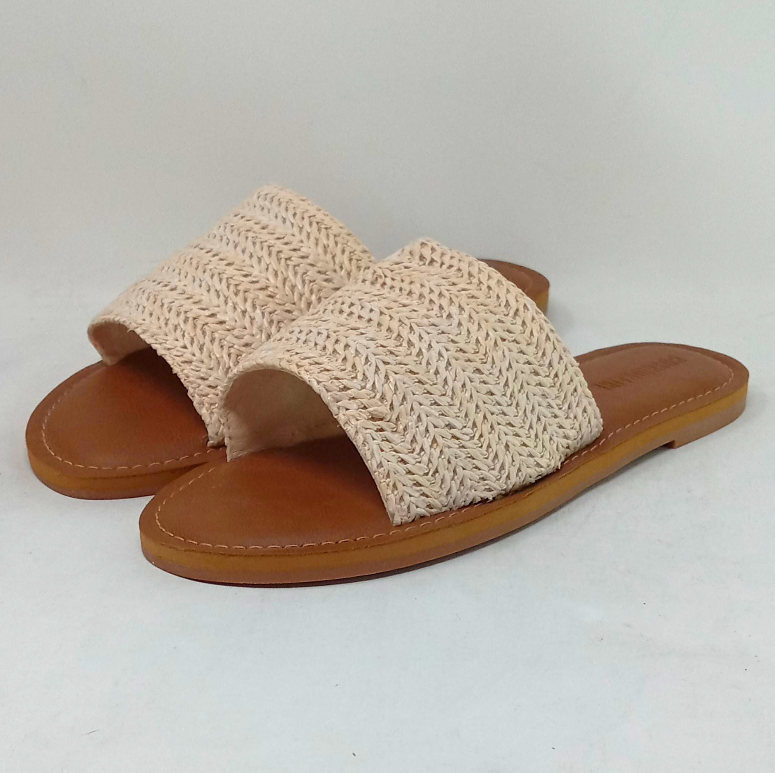 Cushionaire W Sz. 7.5M Slide Sandals Beige Crochet Strap Brown Comfort bed 