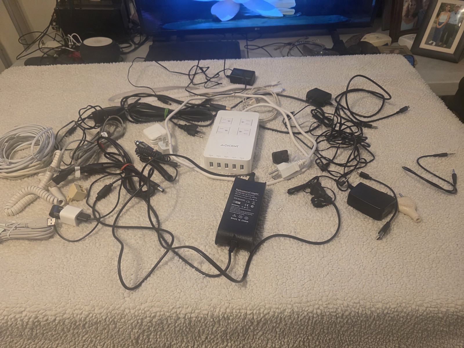 4.53 POUNDS ASSORTED LOT COMPUTER CABLES, CORDS, POWER STRIP, LAPTOP CHARGER ETC 4.53 POUNDS ASSORTED LOT COMPUTER CABLES, CORDS, POWER STRIP, LAPTOP CHARGER ETC