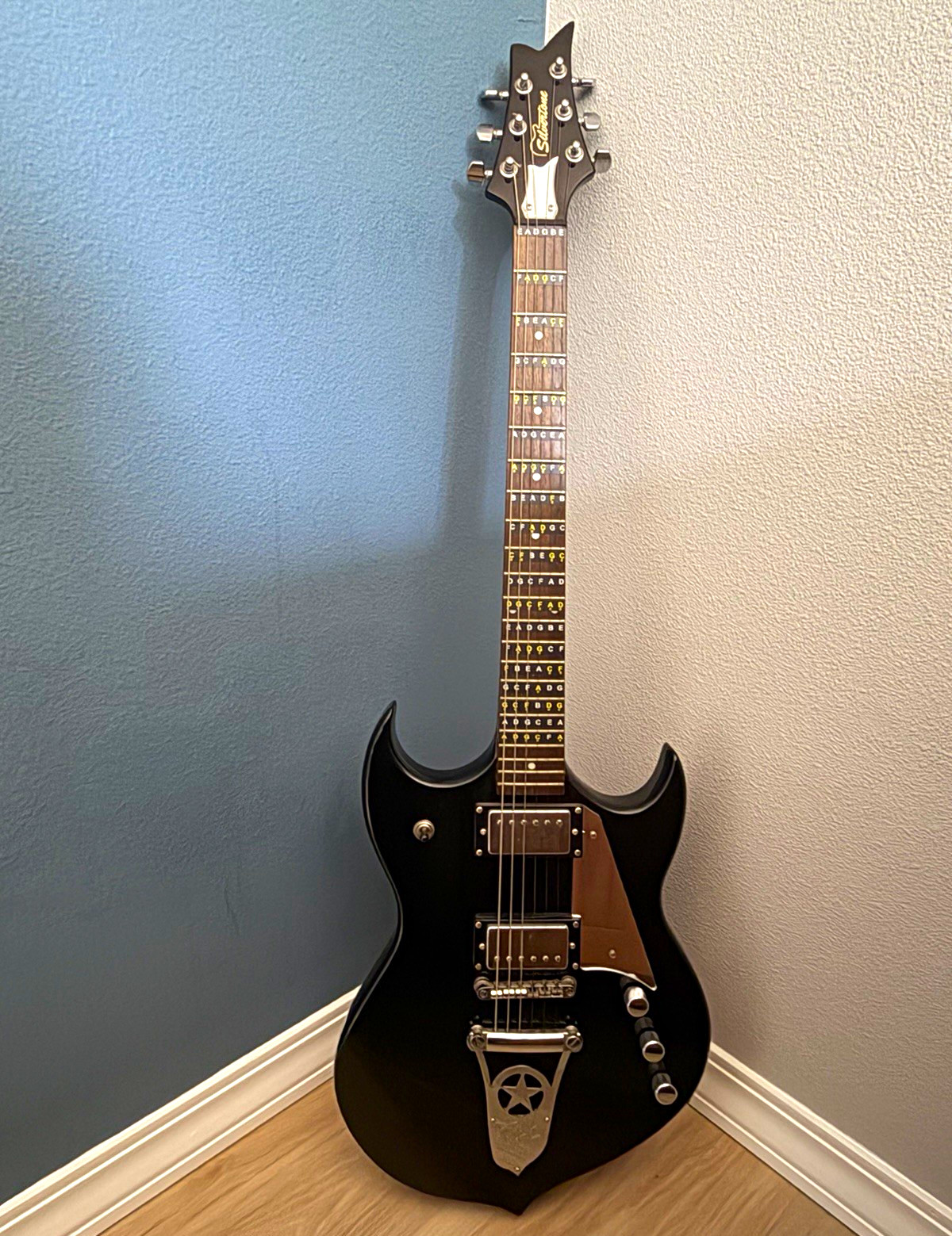 Silvertone Paul Stanley KISS Signature Electric Guitar in near mint condition