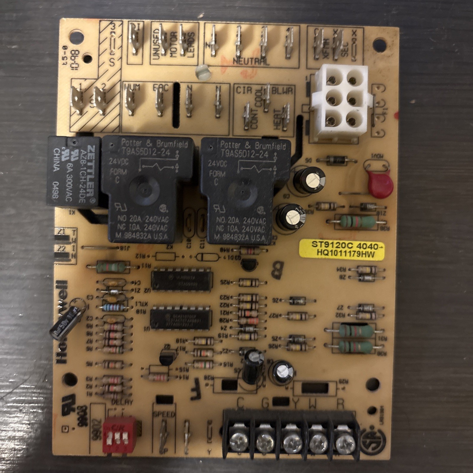 HONEYWELL ST9120C4040 Furnace Control Circuit Board HQ1011179HW used P#136 HONEYWELL ST9120C4040 Furnace Control Circuit Board HQ1011179HW used P#136