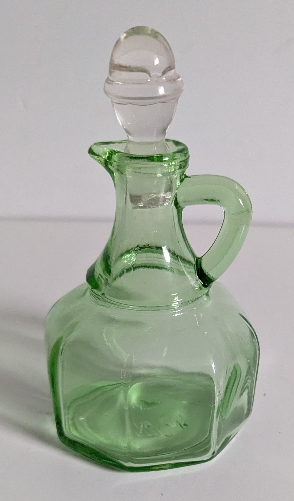 Vintage Hazel Atlas Green Uranium Glass Cruet Pitcher With Stopper 6\ Vintage Hazel Atlas Green Uranium Glass Cruet Pitcher With Stopper 6\